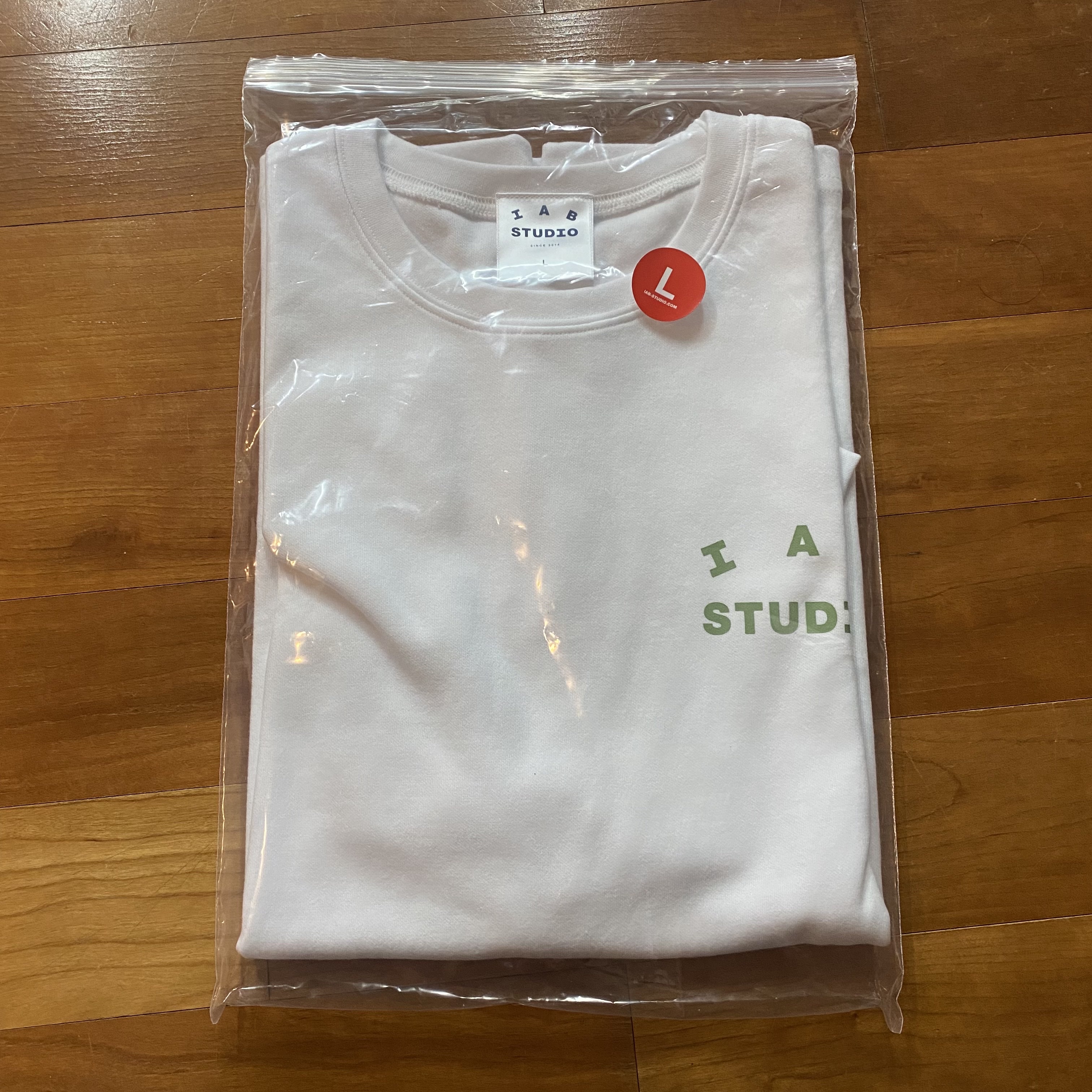 IAB Studio T-Shirt White Light Green 착용 스타일
