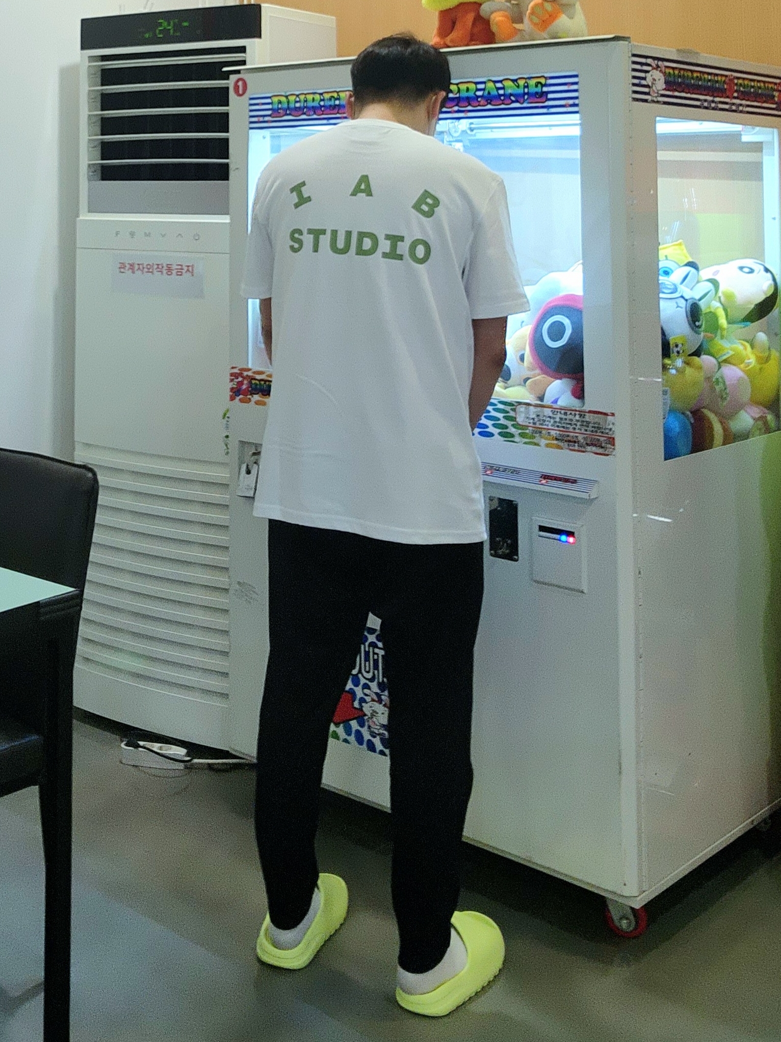 IAB Studio T-Shirt White Light Green, Adidas Yeezy Slide Glow Green 2022/2023 착용 스타일