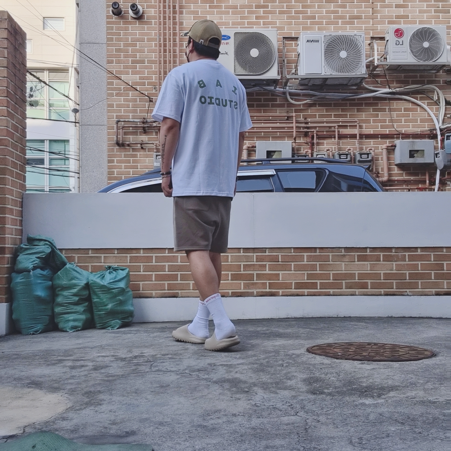 Adidas Yeezy Slide Pure - Re-Release Ver., IAB Studio T-Shirt White Light Green 착용 스타일 - 2