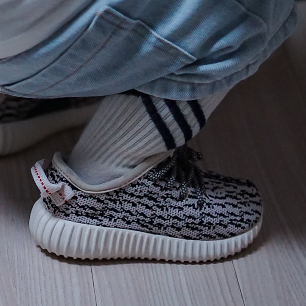 (Infant) Adidas Yeezy Boost 350 Turtledove 착용 스타일 - 5