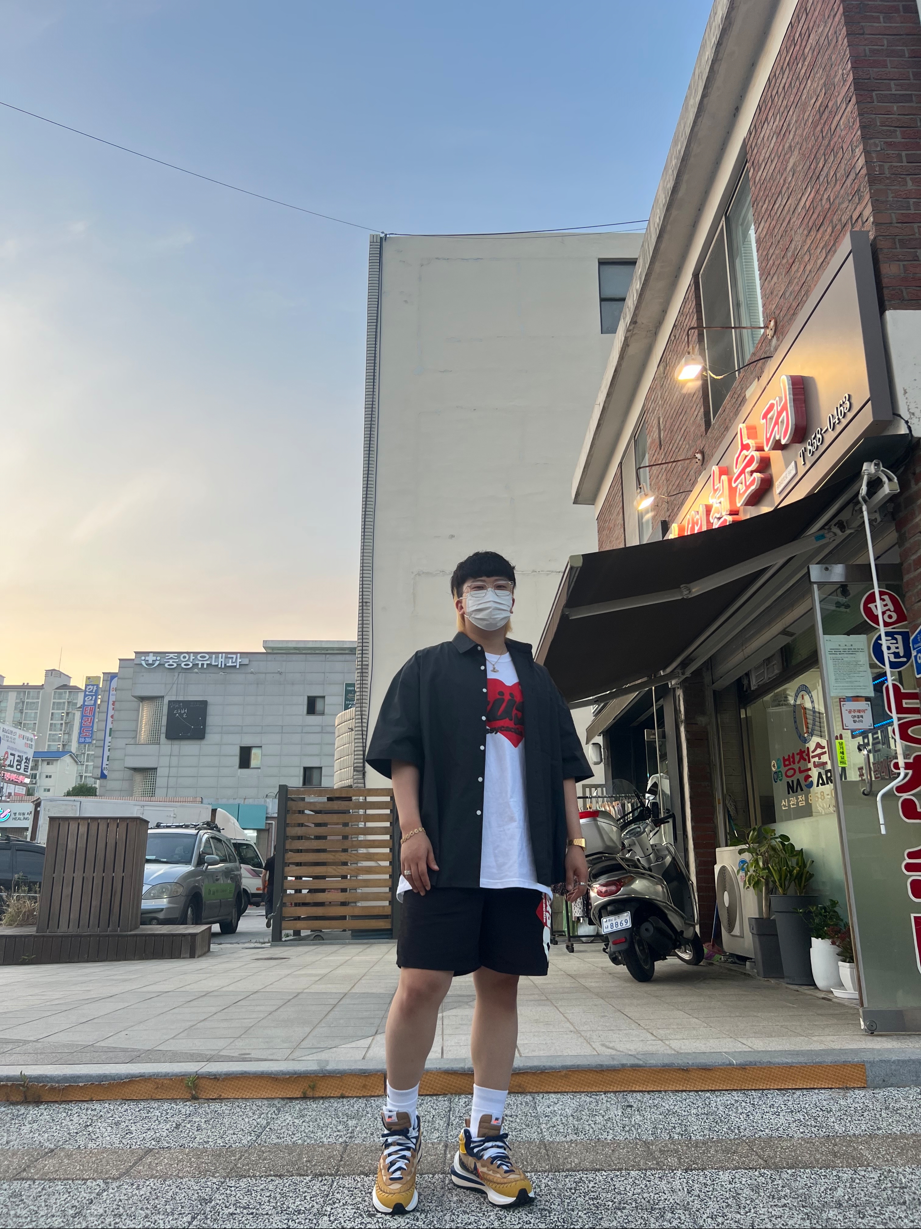Nike x Sacai x Jean Paul Gaultier VaporWaffle Sesame Blue Void, Nike x Matthew M Williams NRG Socks White 착용 스타일 - 1