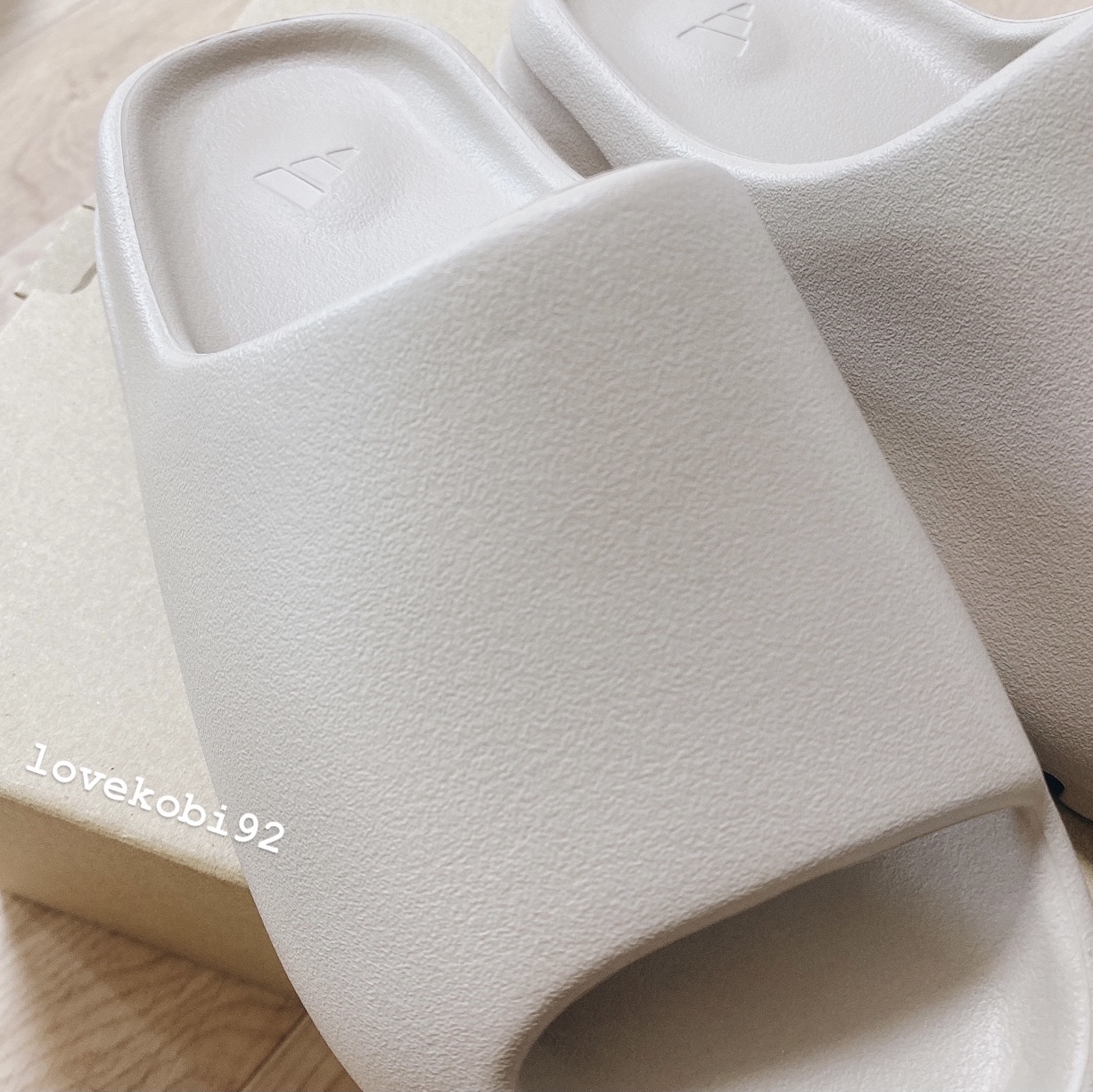Adidas Yeezy Slide Pure - Re-Release Ver. 착용 스타일 - 3