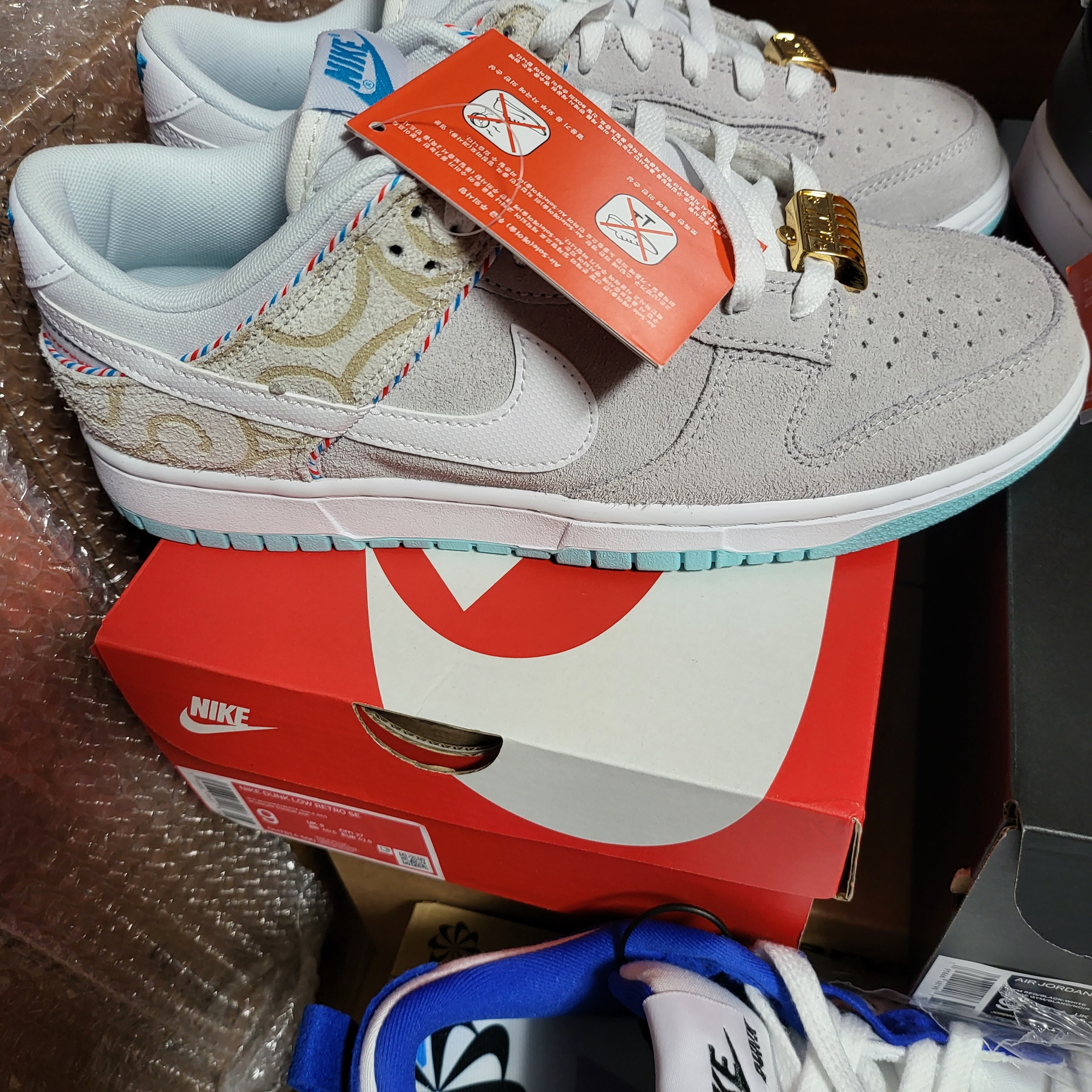 Nike Dunk Low Retro SE Barber Shop Grey, (W) Nike Dunk Low Disrupt 2 White and University Blue 착용 스타일 - 3