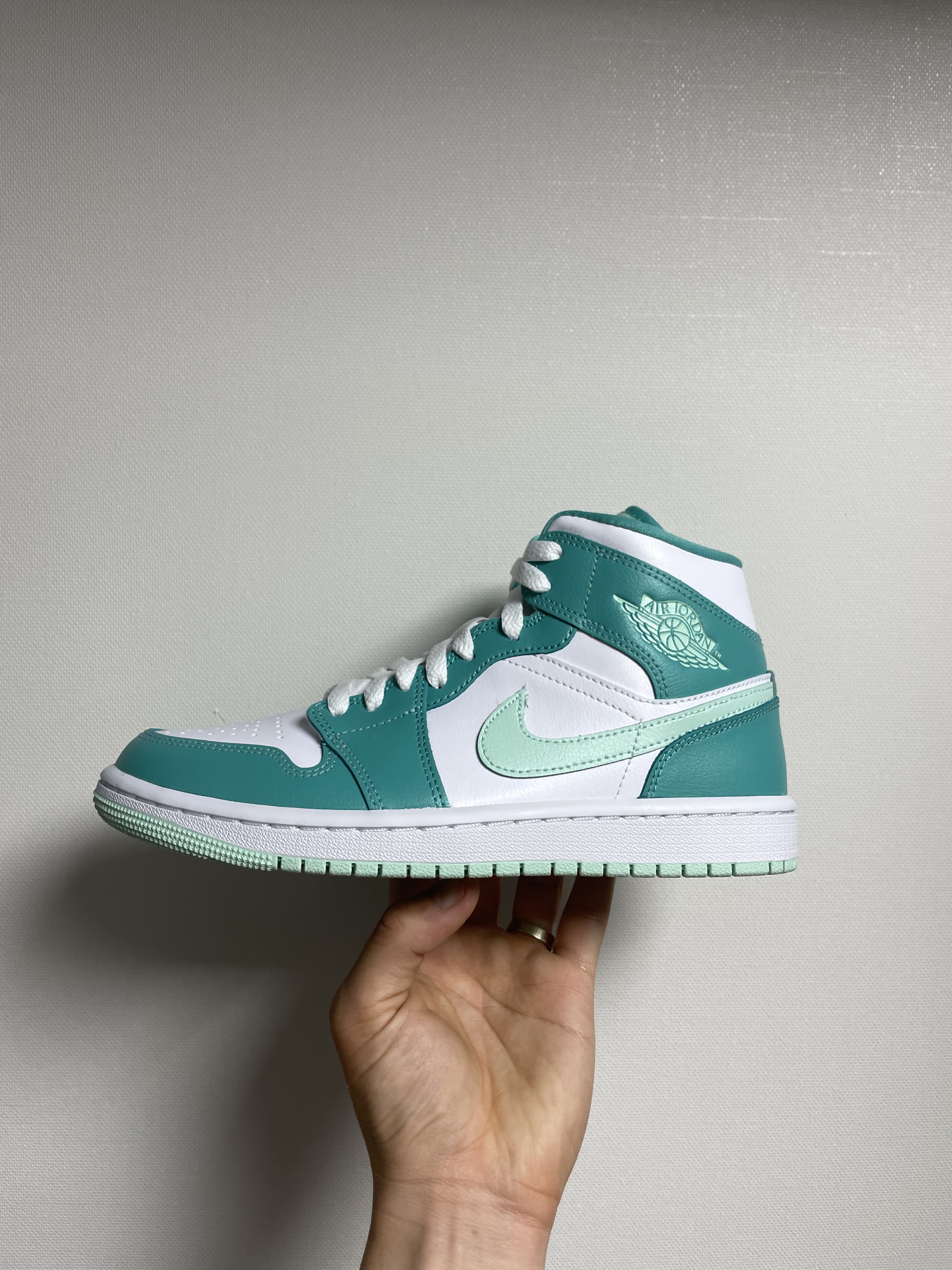 (W) Jordan 1 Mid Washed Teal Mint Foam 착용 스타일 - 1