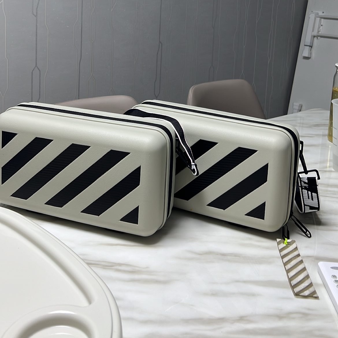 Off-White x Amore Pacific Protection Box (Without Cosmetics) 착용 스타일