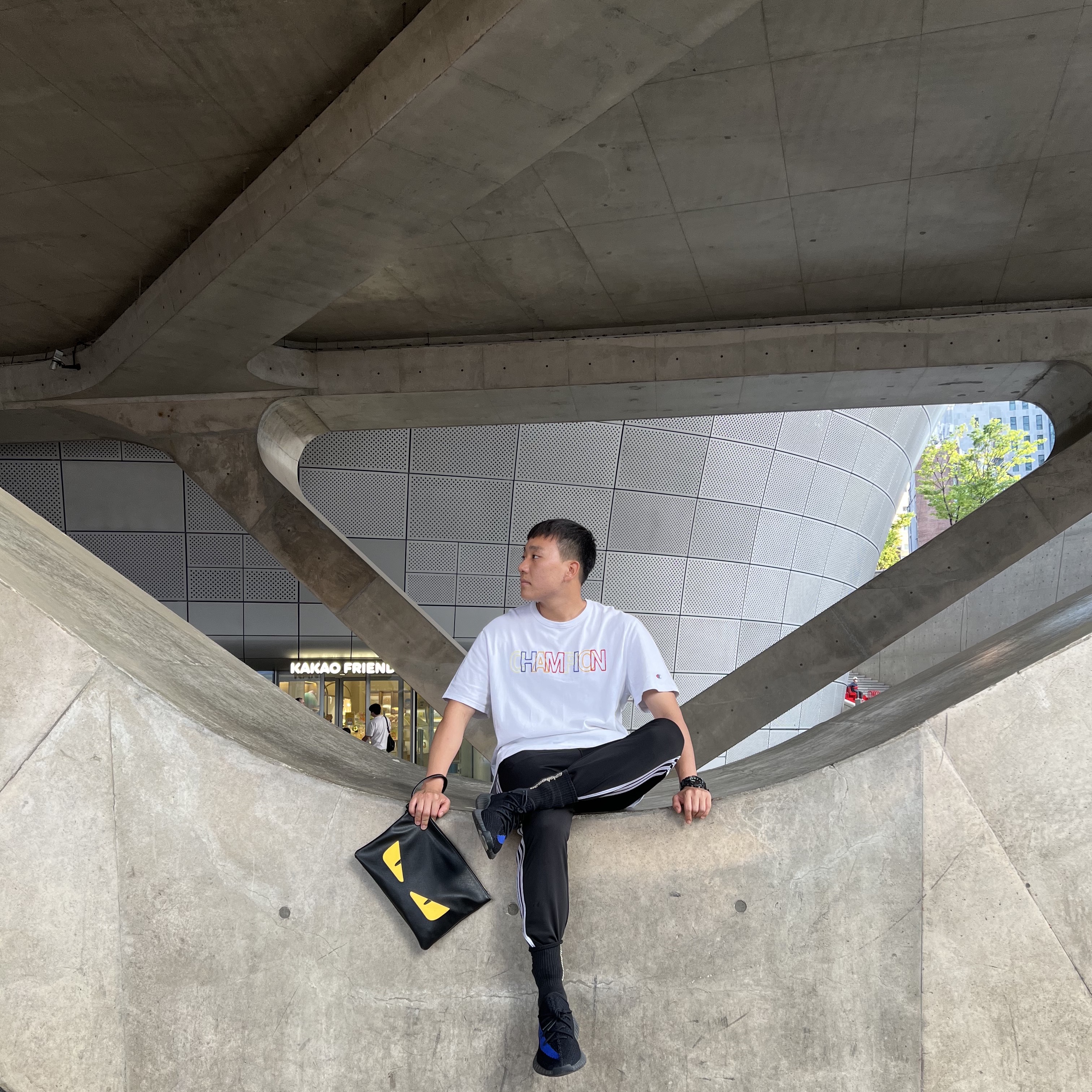 Adidas Yeezy Boost 350 V2 Dazzling Blue 착용 스타일