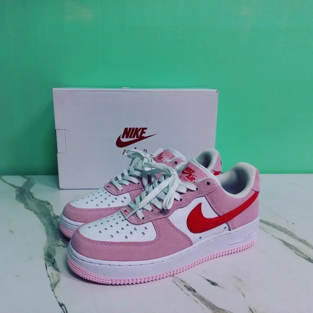 Nike Air Force 1 '07 QS Valentine's Day 착용 스타일 - 1