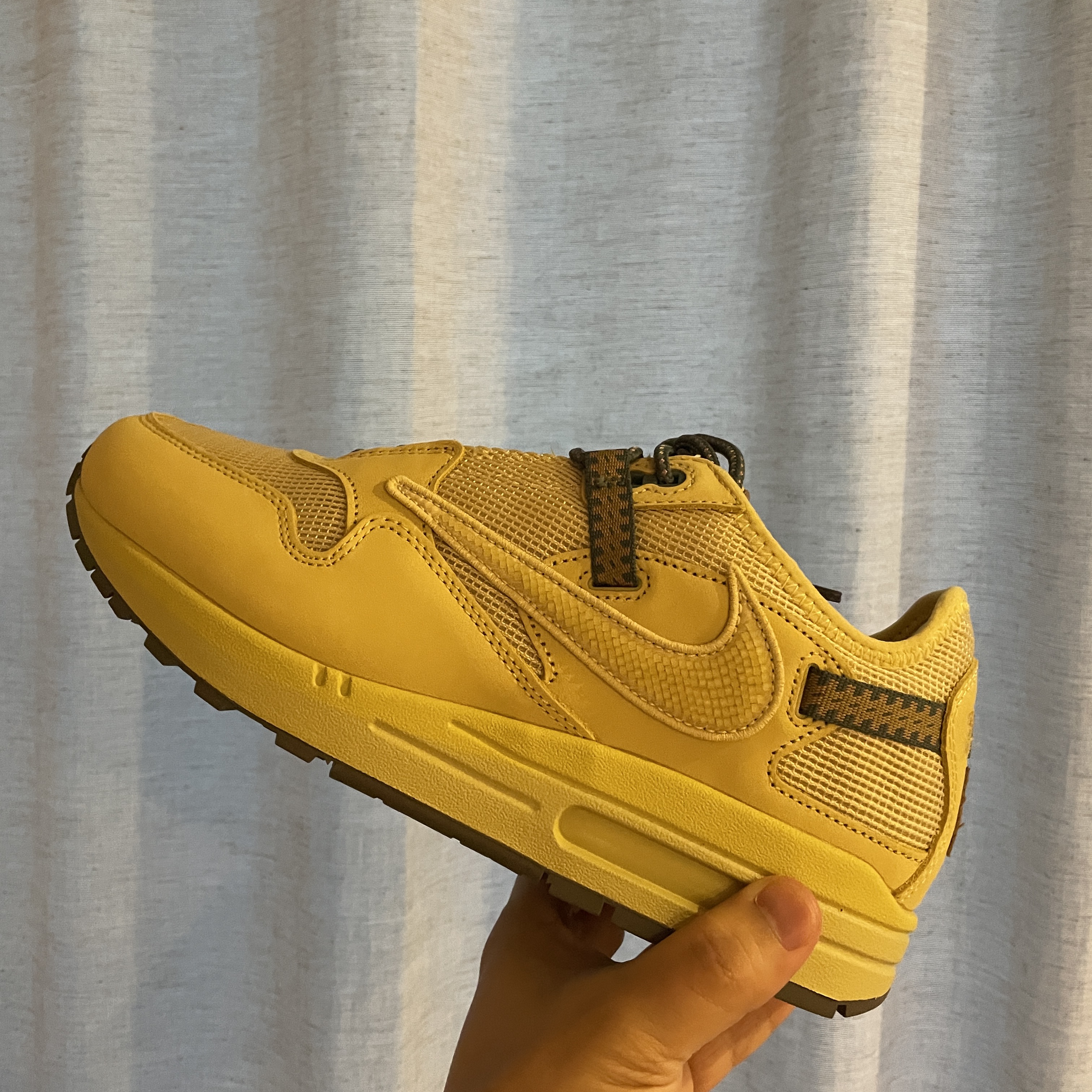 Nike x Travis Scott Air Max 1 Cact.us Gold 착용 스타일