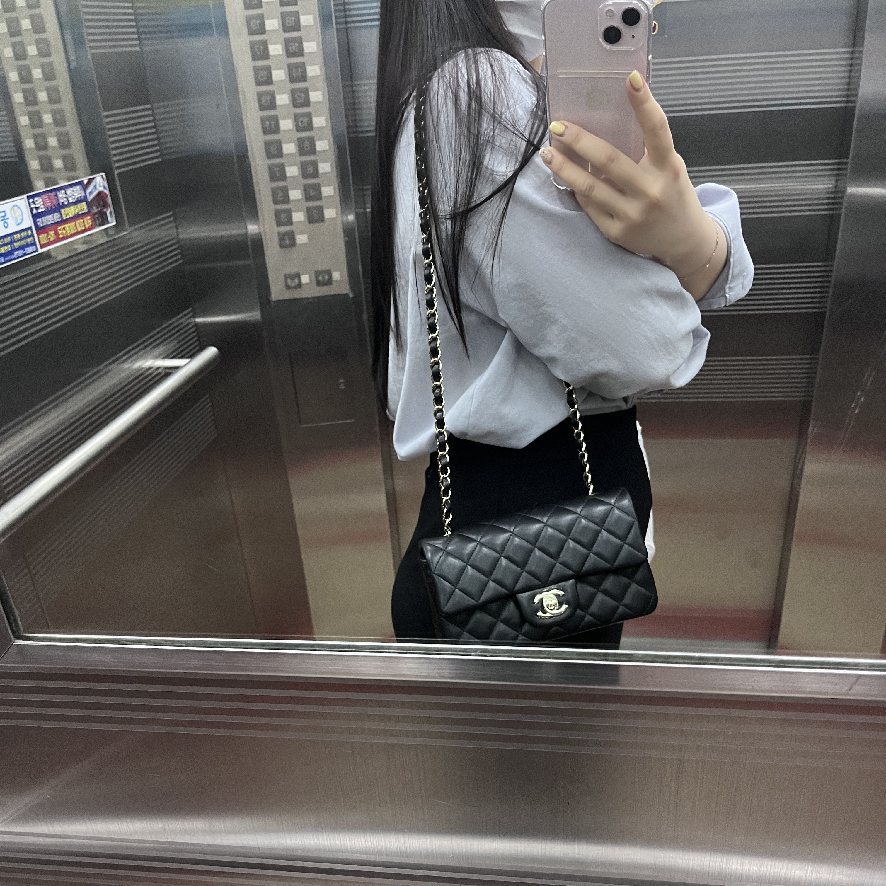 Chanel Mini Flap Bag Lambskin & Gold Black 착용 스타일 - 2