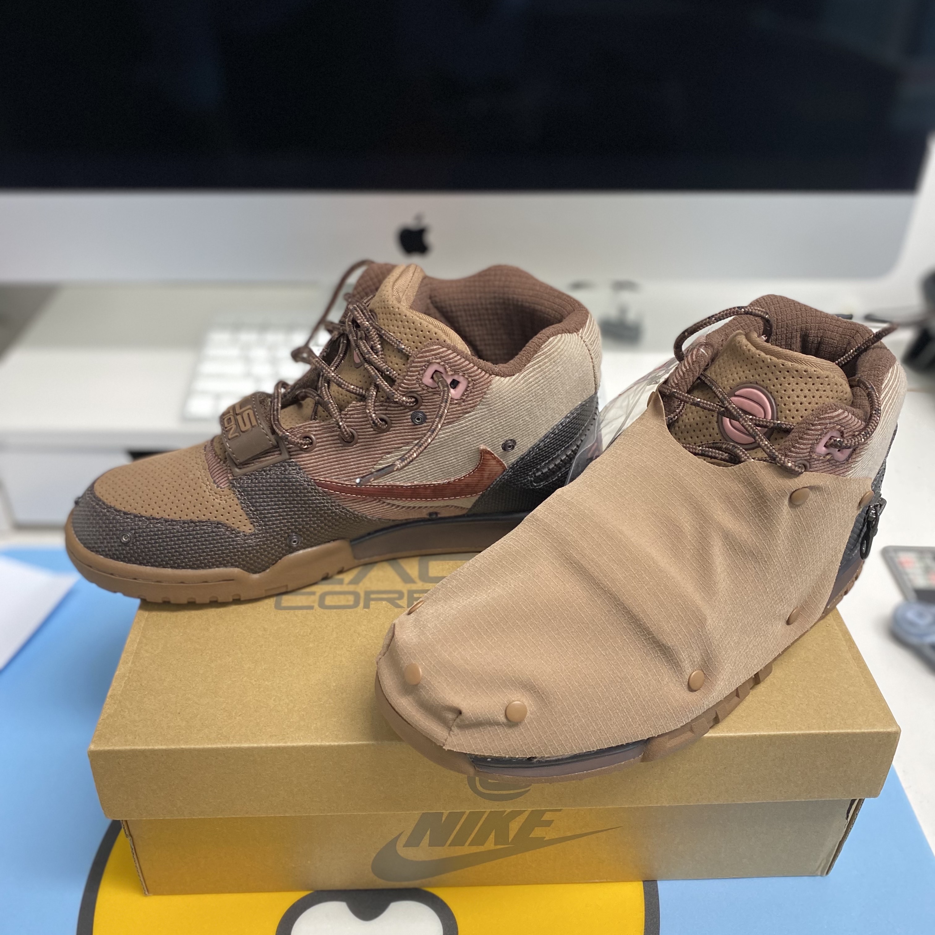 Nike x Travis Scott Air Trainer 1 Archaeo Brown and Rust Pink 착용 스타일 - 1