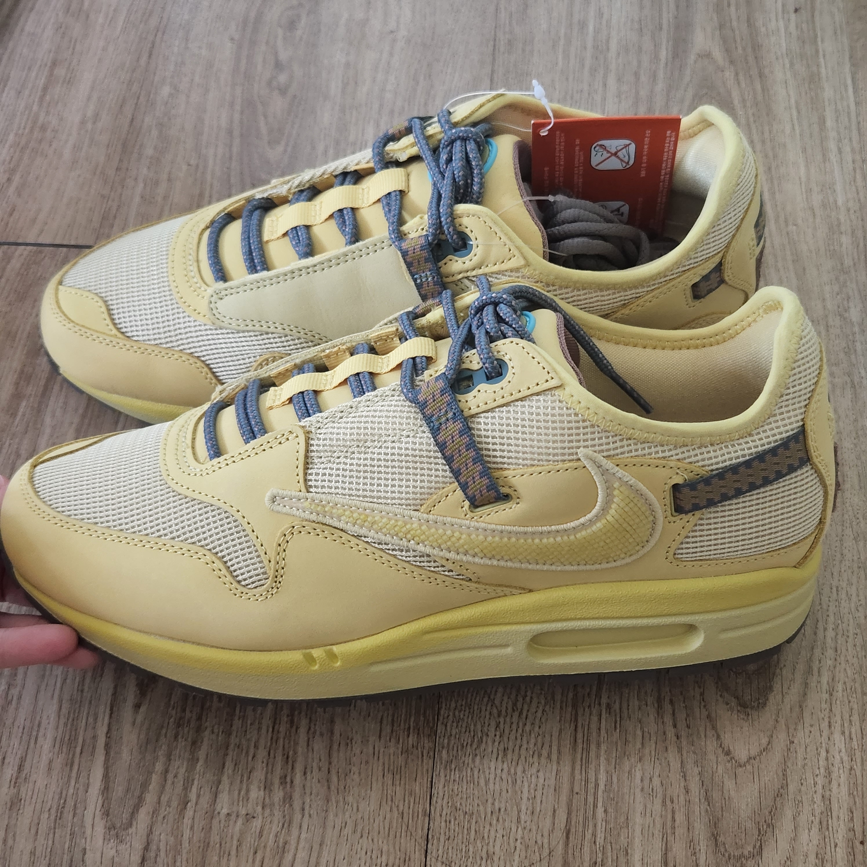 Nike x Travis Scott Air Max 1 Cact.us Gold 착용 스타일 - 2