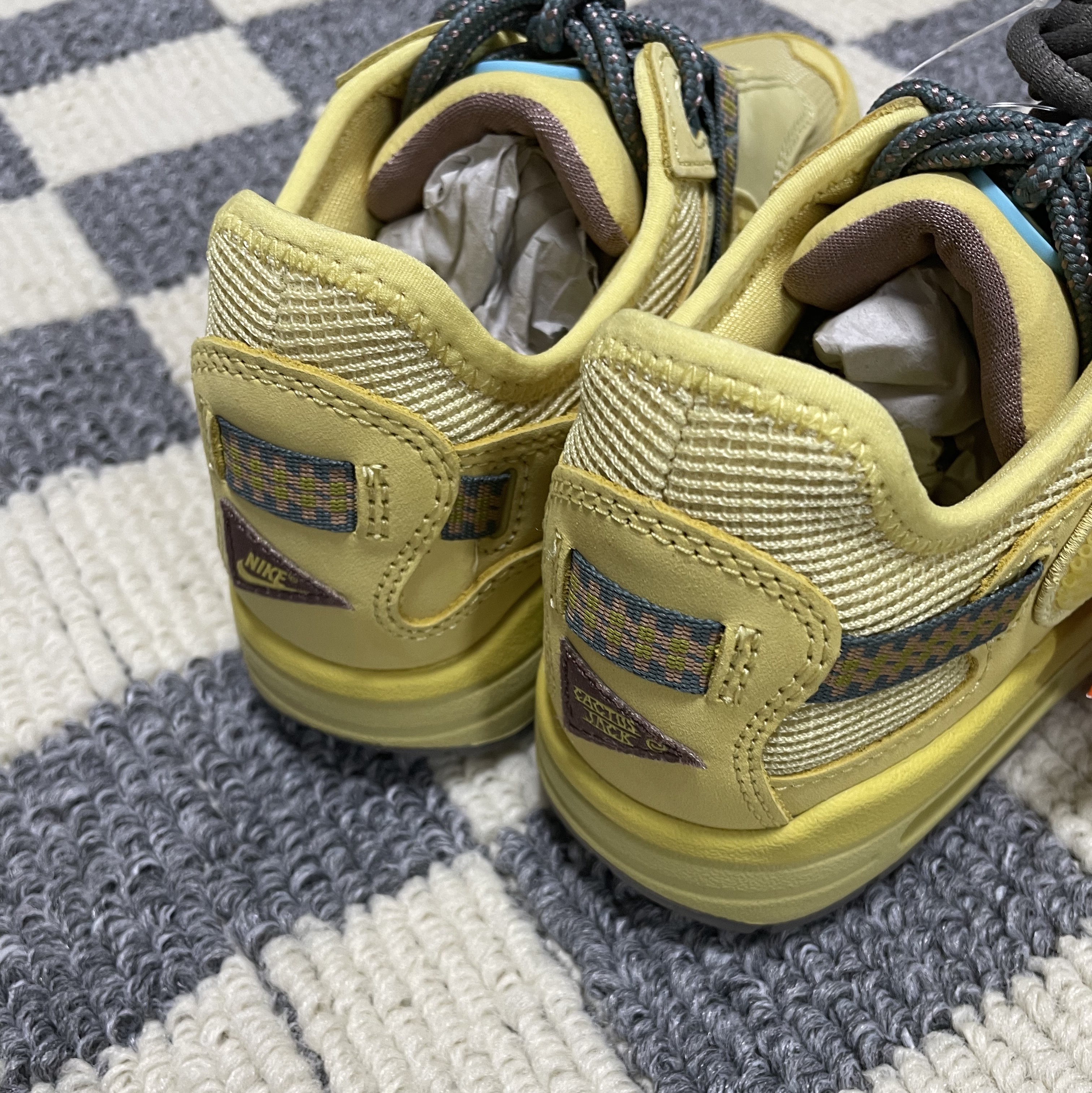 Nike x Travis Scott Air Max 1 Cact.us Gold 착용 스타일 - 3
