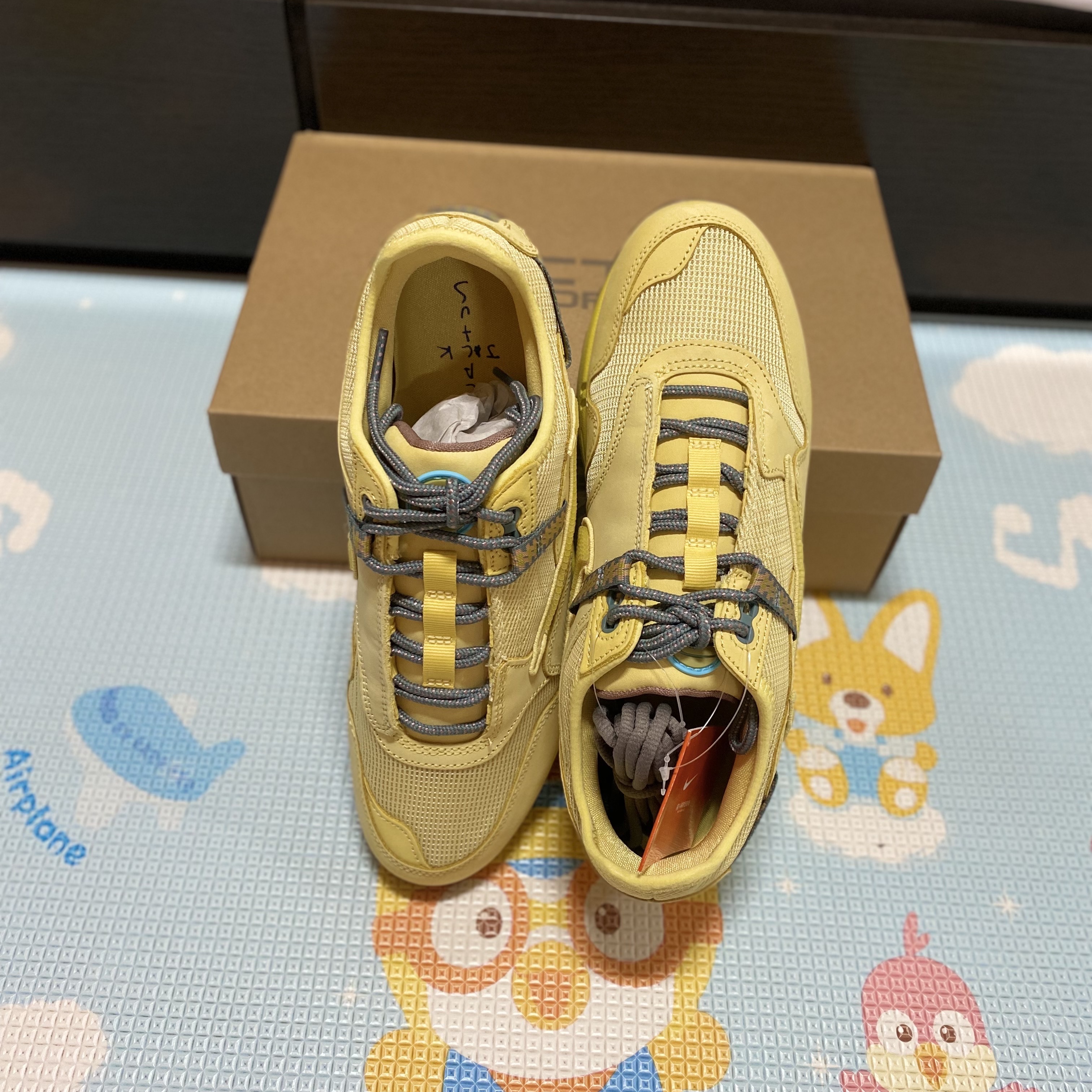 Nike x Travis Scott Air Max 1 Cact.us Gold 착용 스타일 - 3