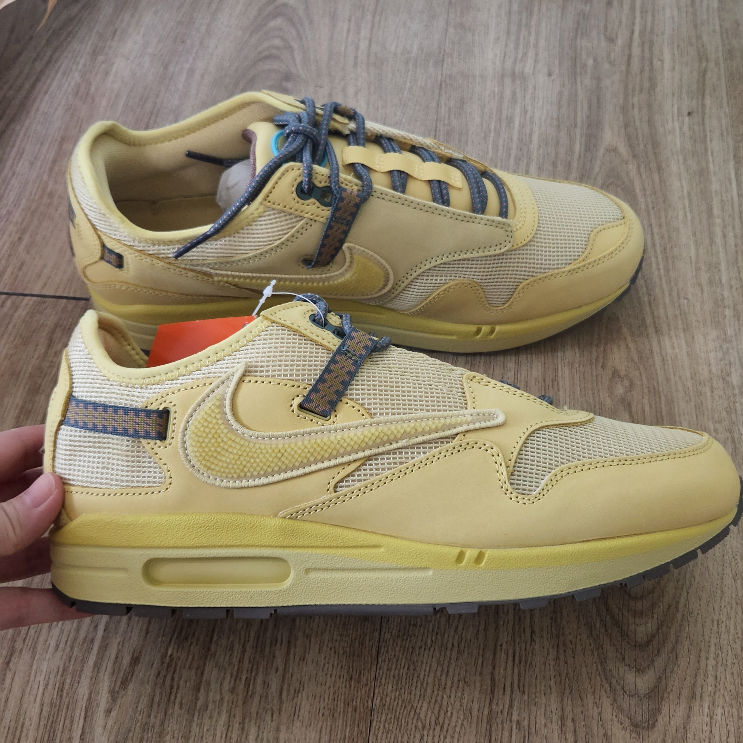 Nike x Travis Scott Air Max 1 Cact.us Gold 착용 스타일 - 1