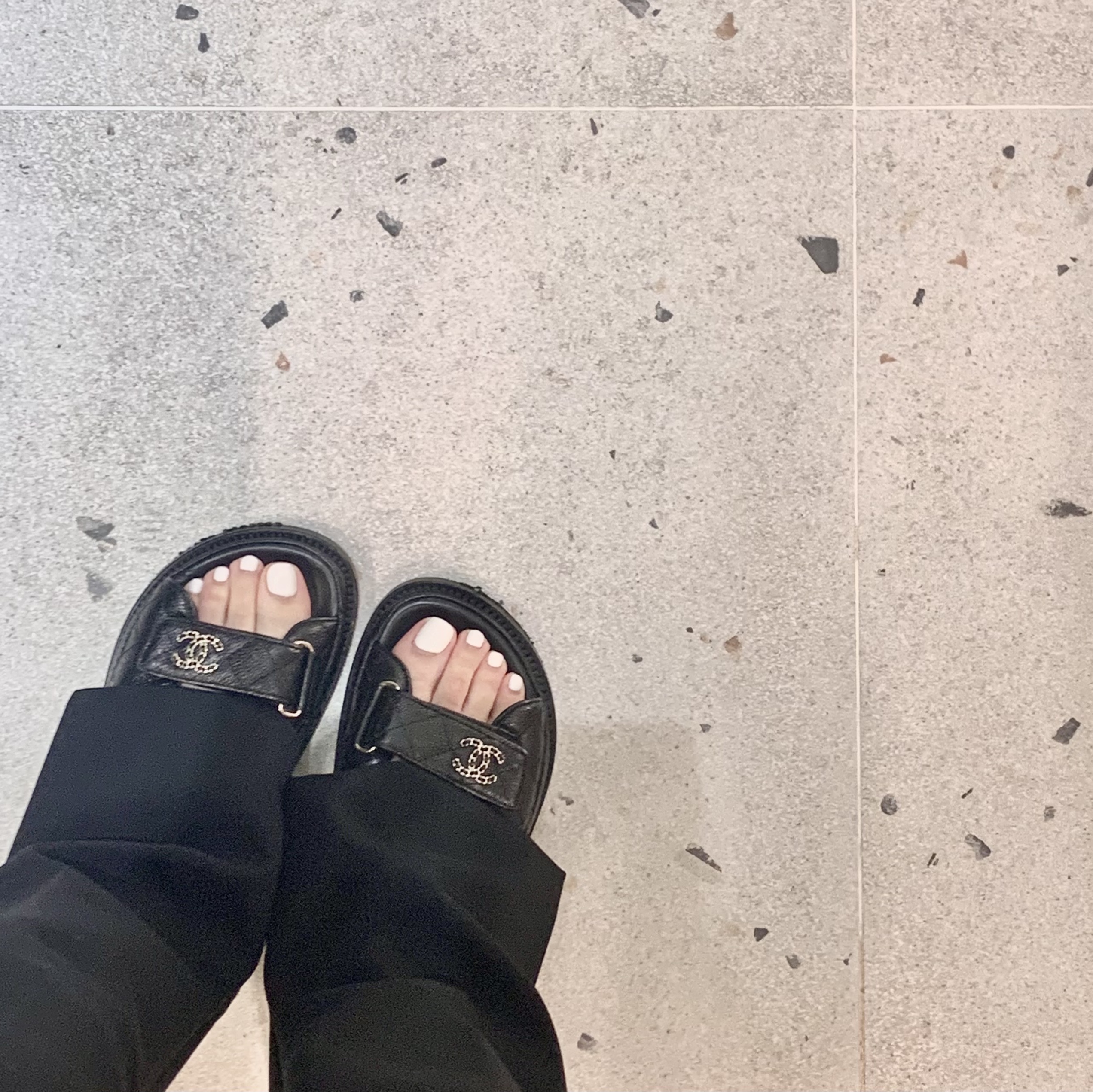(W) Chanel Sandals Grained Calfskin & Black 착용 스타일