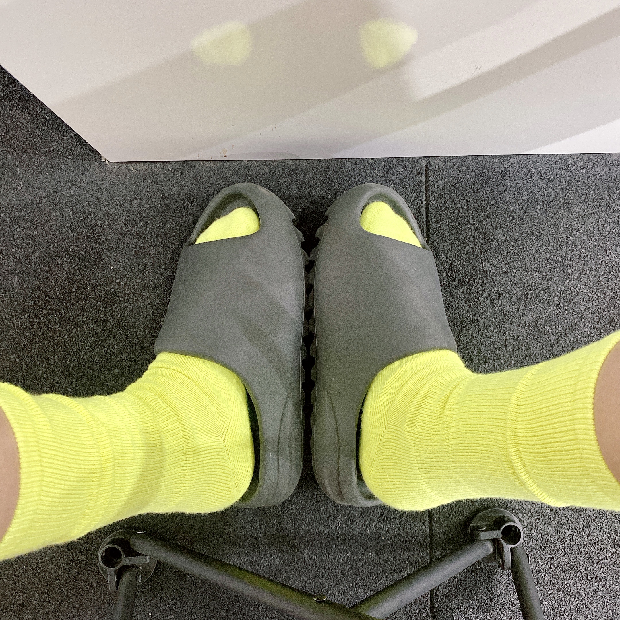 Adidas Yeezy Slide Onyx 착용 스타일 - 2