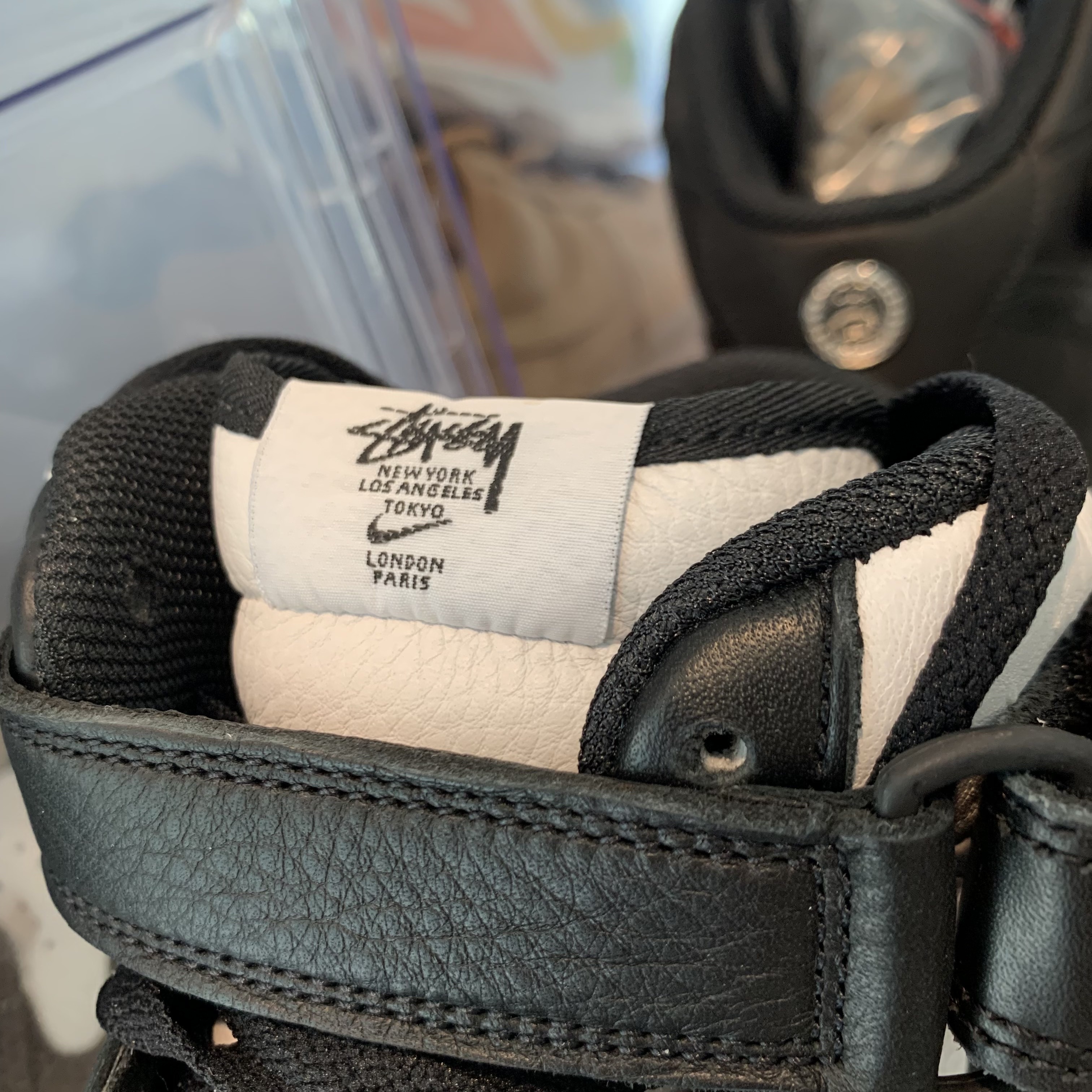 Nike x Stussy Air Force 1 '07 Mid SP Black and Light Bone 착용 스타일 - 2