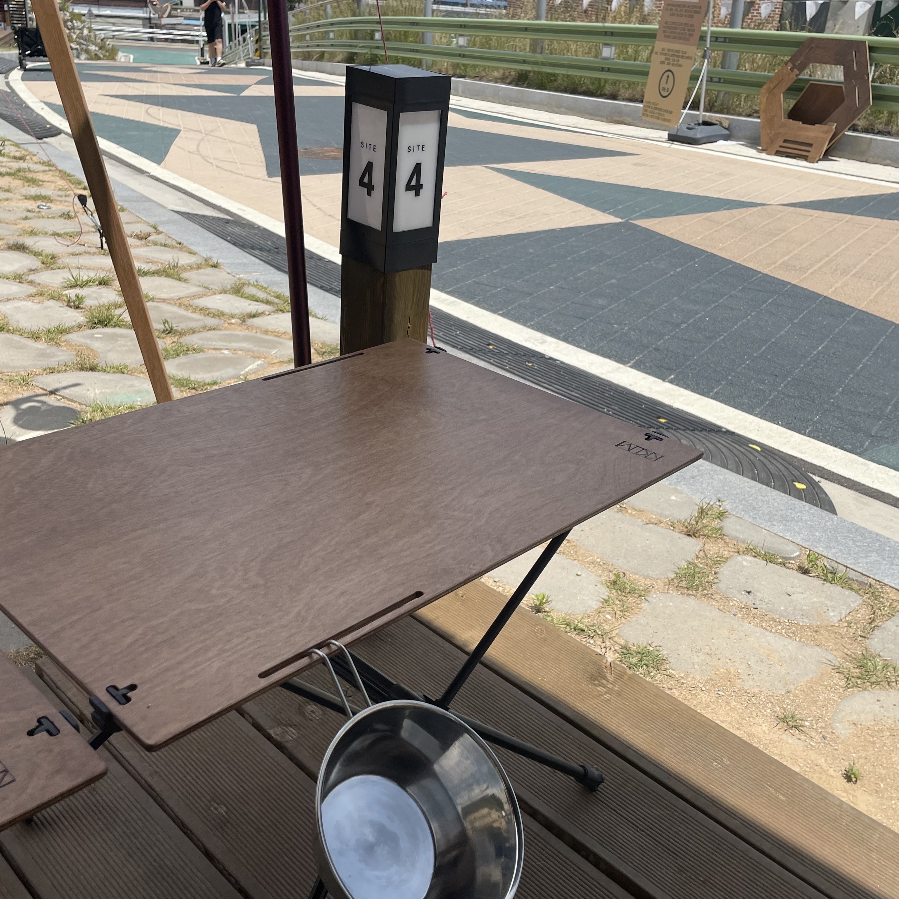 Helinox Tactical Table L Coyote Tan 착용 스타일