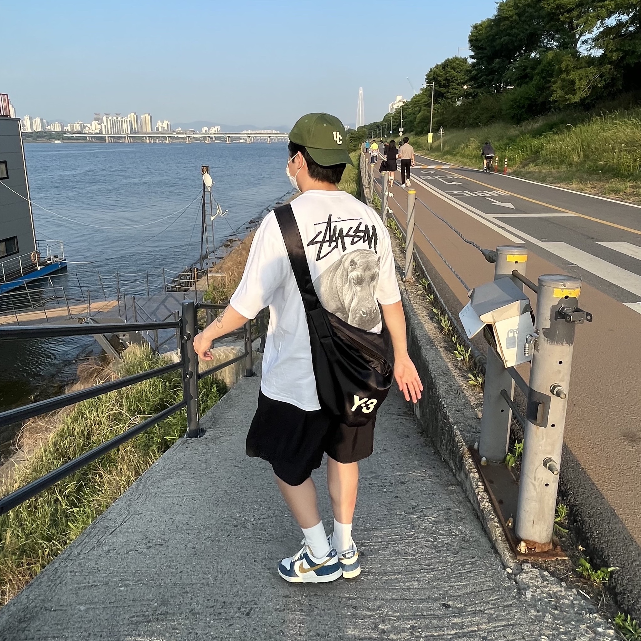 Stussy Livin' Large T-Shirt White, Nike x Kasina Dunk Low 80's Bus 착용 스타일