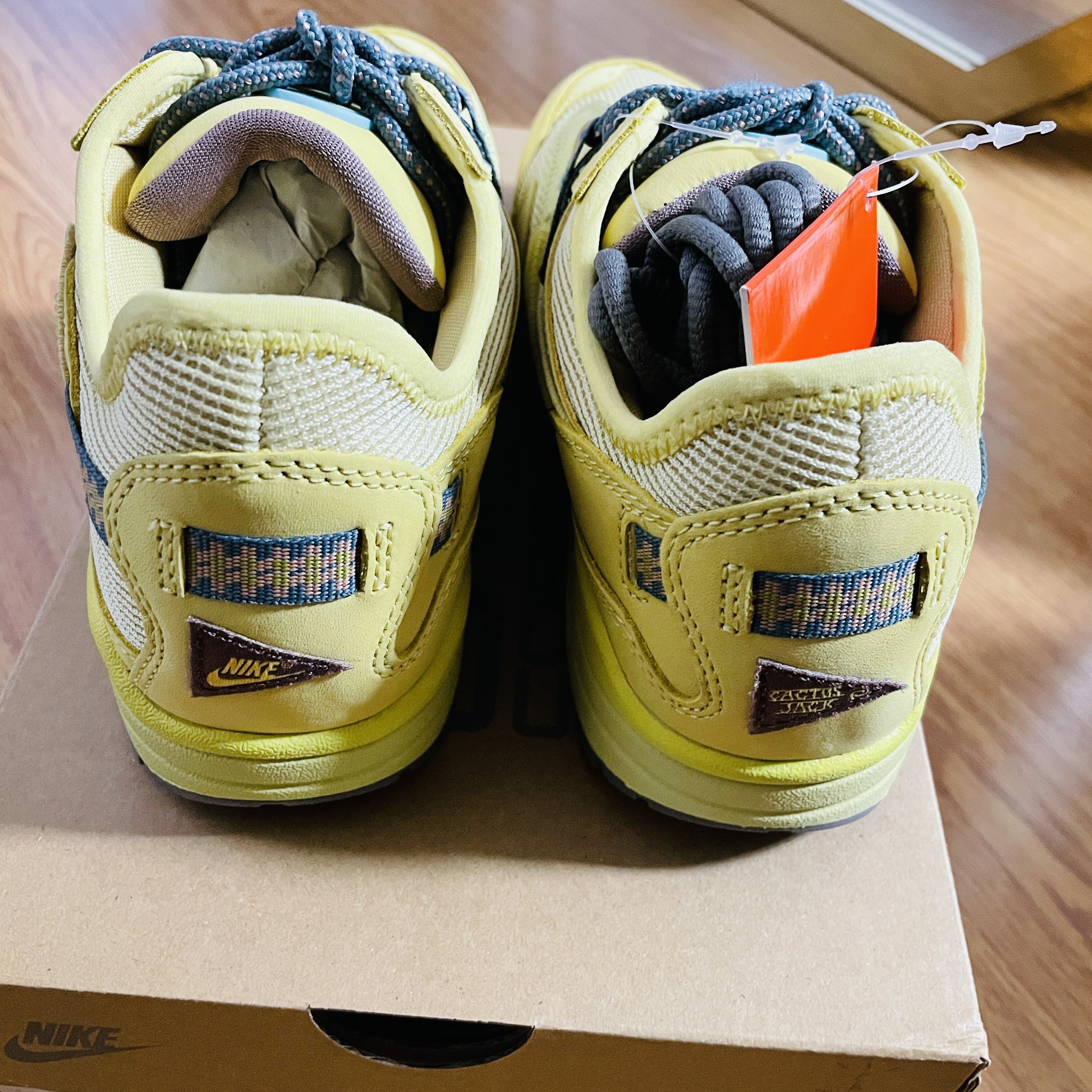 Nike x Travis Scott Air Max 1 Cact.us Gold ์ฐฉ์ฉ ์คํ์ผ - 4
