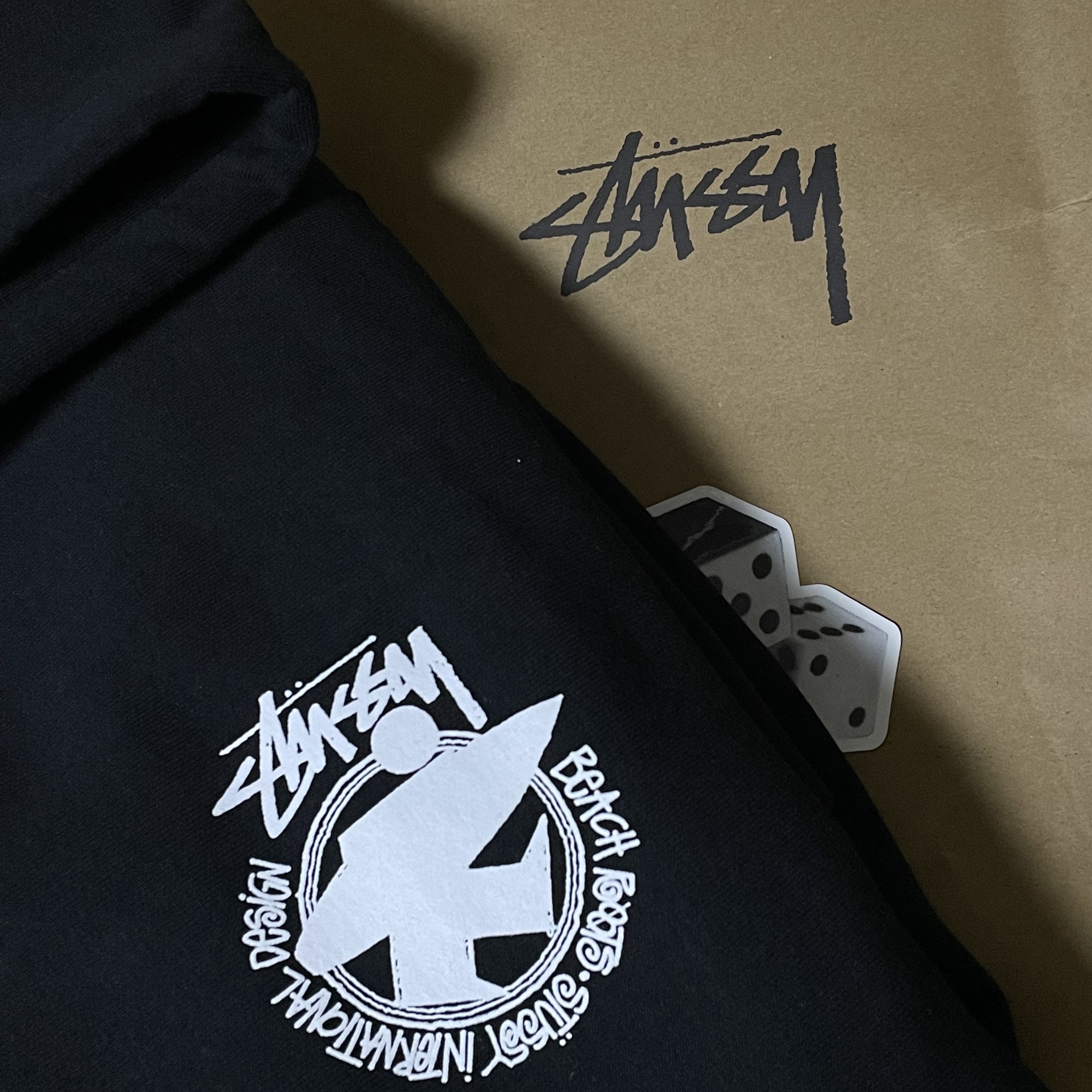 Stussy Beach Roots Hoodie Black 착용 스타일 - 1