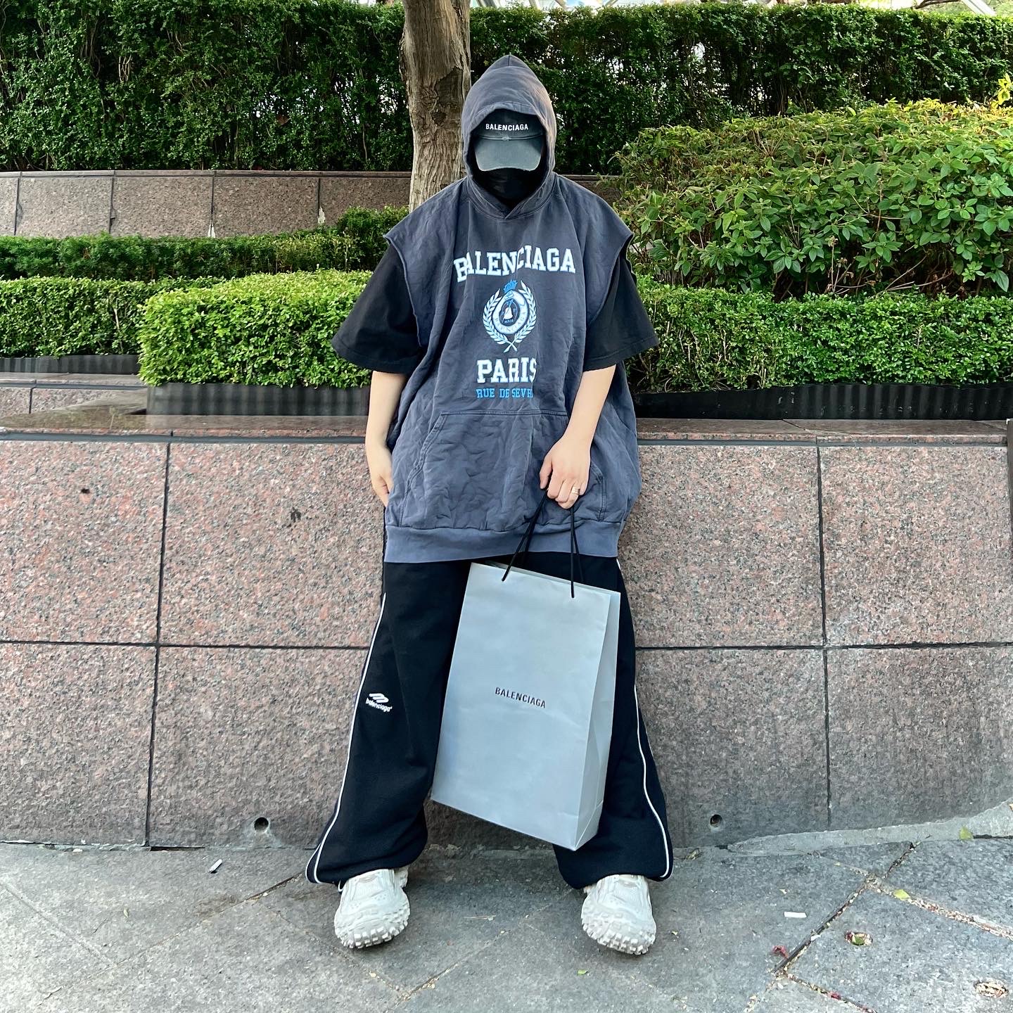 Balenciaga Defender Sneakers Beige 착용 스타일