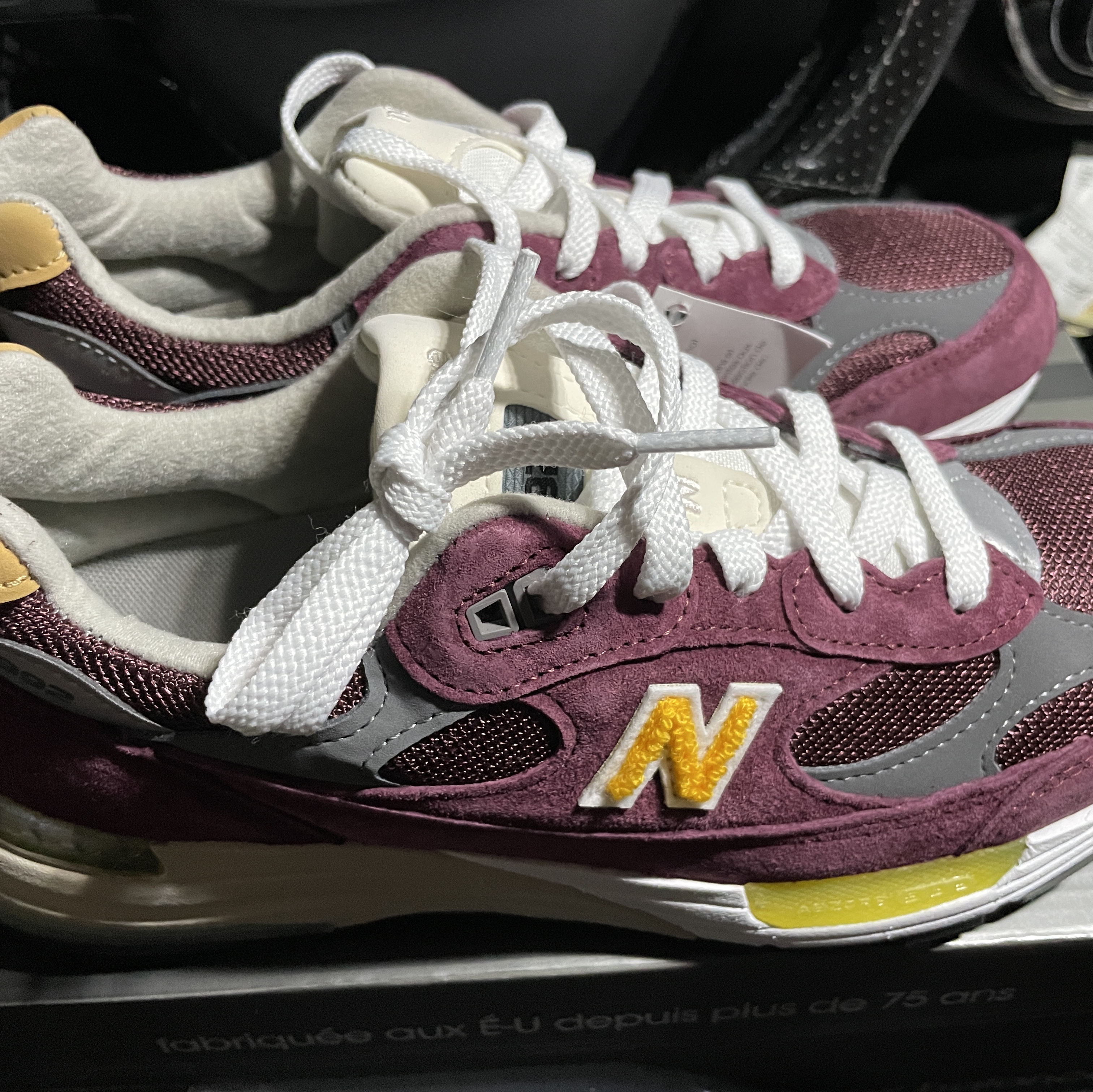 New Balance 992 Made in USA Burgundy Gold 착용 스타일 - 1