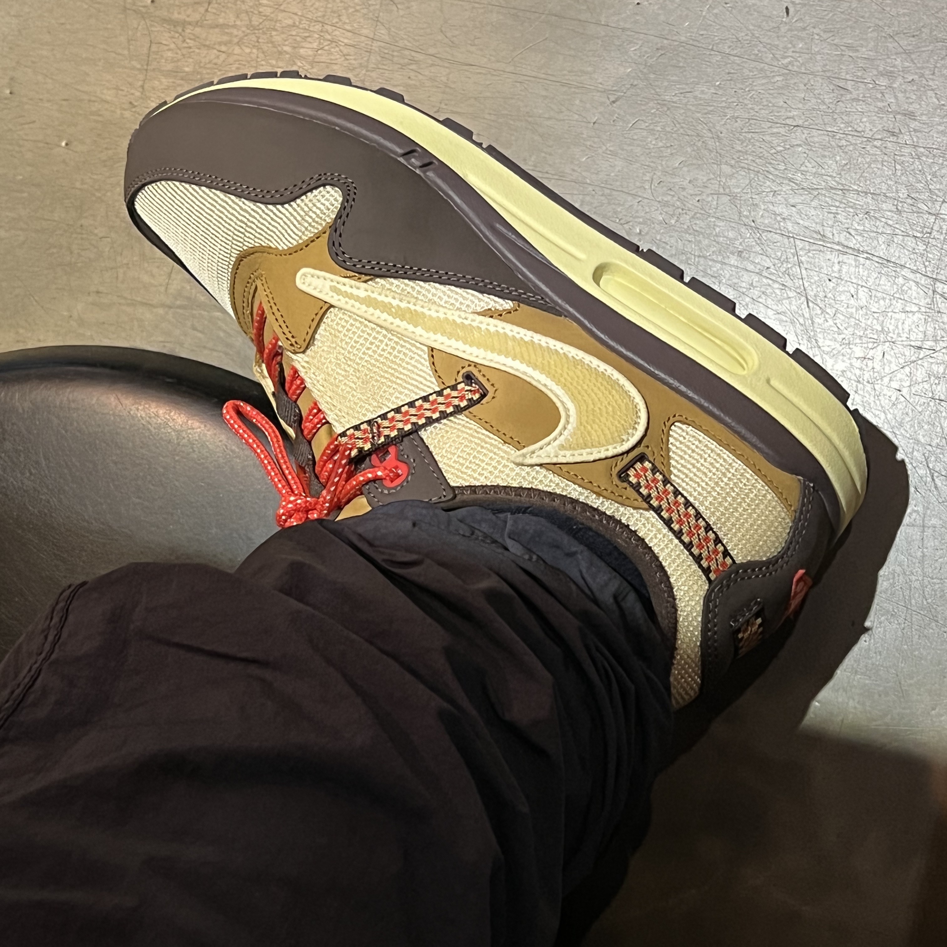 Nike x Travis Scott Air Max 1 Cact.us Brown 착용 스타일 - 1