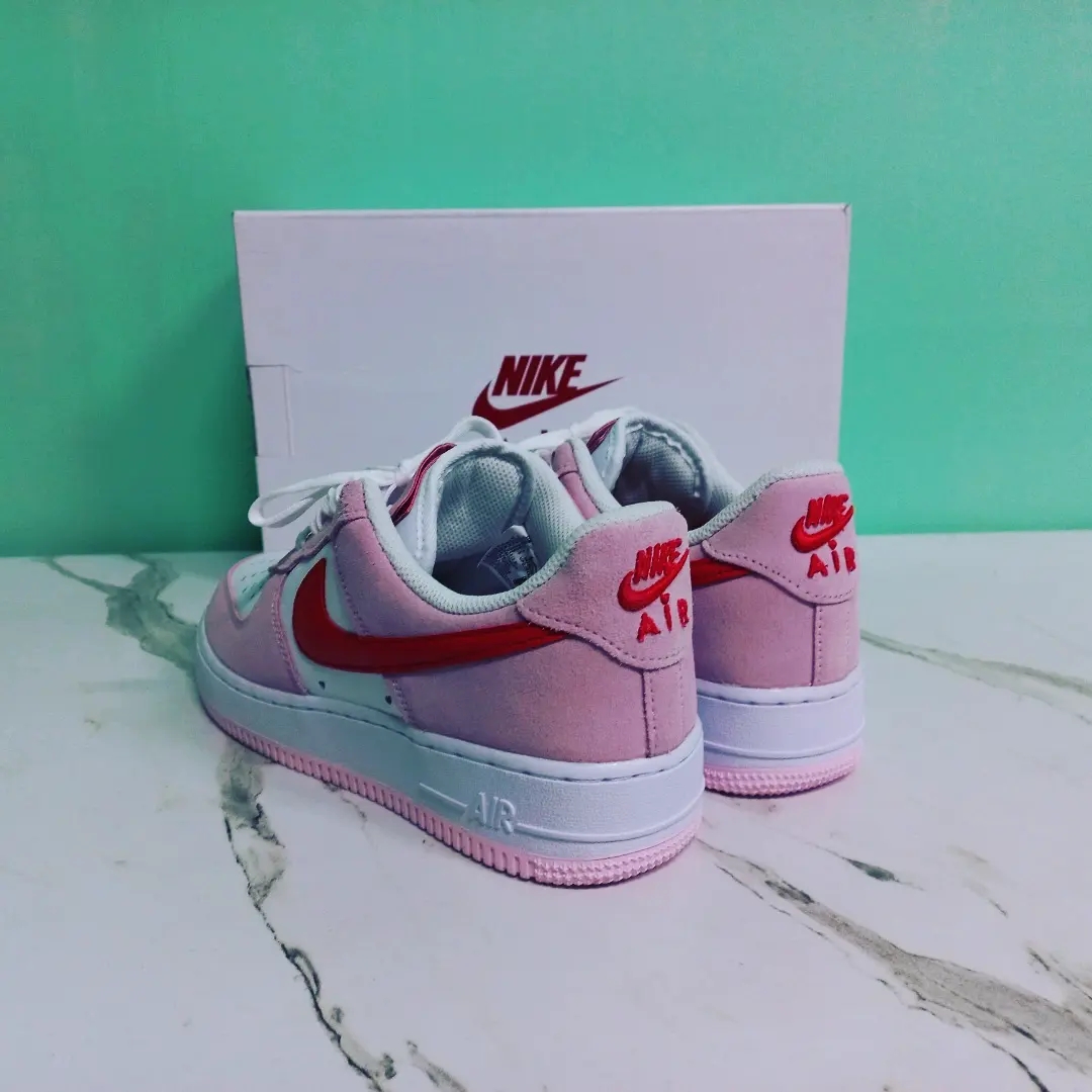 Nike Air Force 1 '07 QS Valentine's Day 착용 스타일 - 4