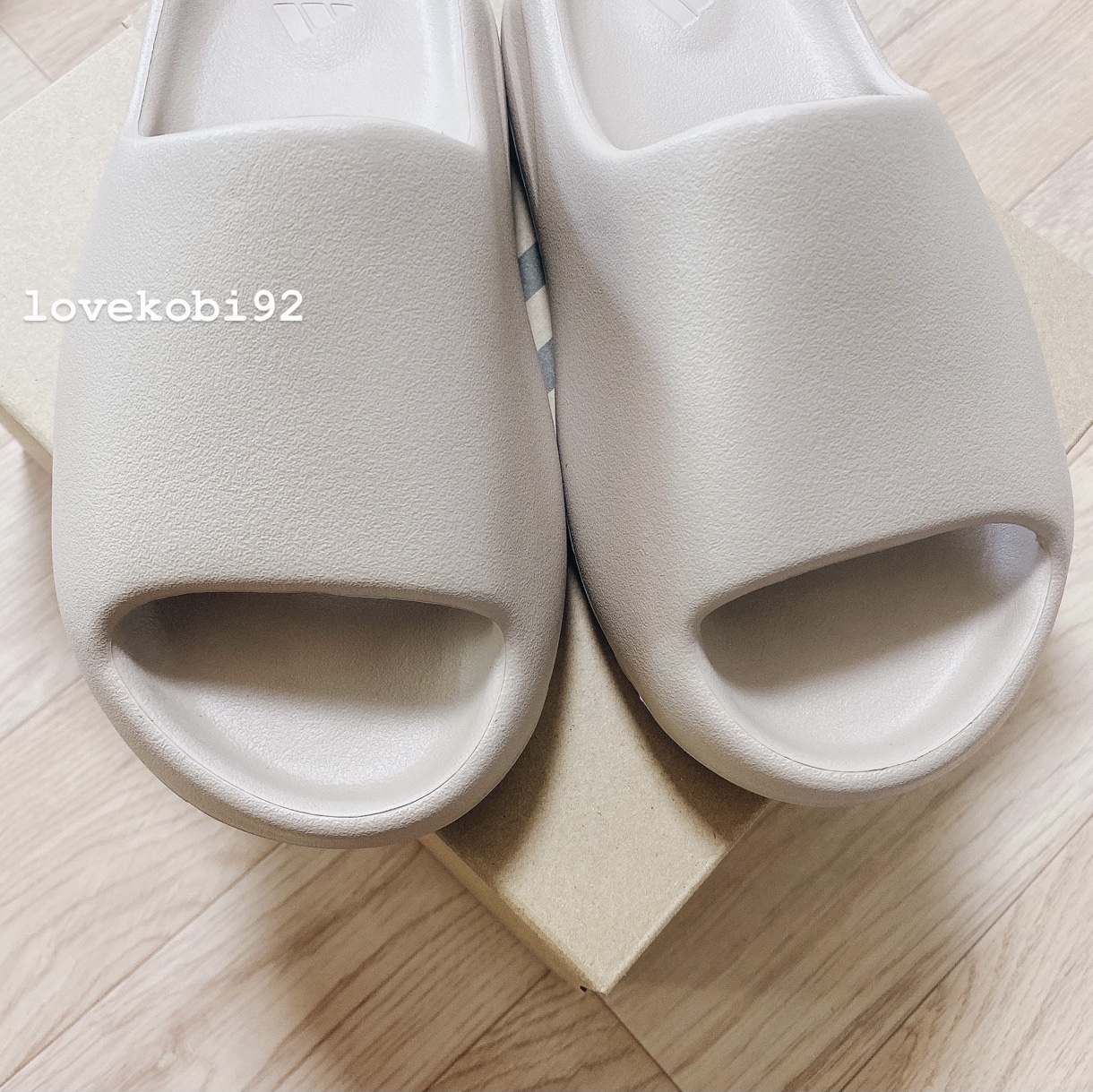 Adidas Yeezy Slide Pure - Re-Release Ver. 착용 스타일 - 2