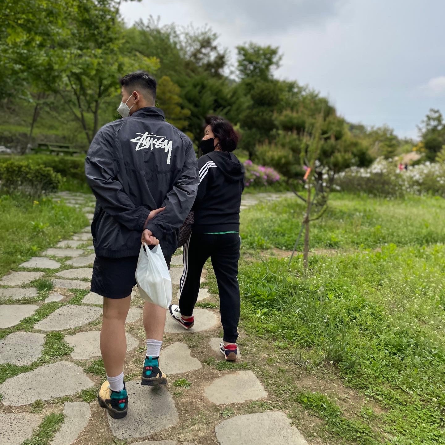 Nike x Stussy Windrunner Jacket Off Noir, Nike x Stussy Water Shorts Off Noir 착용 스타일