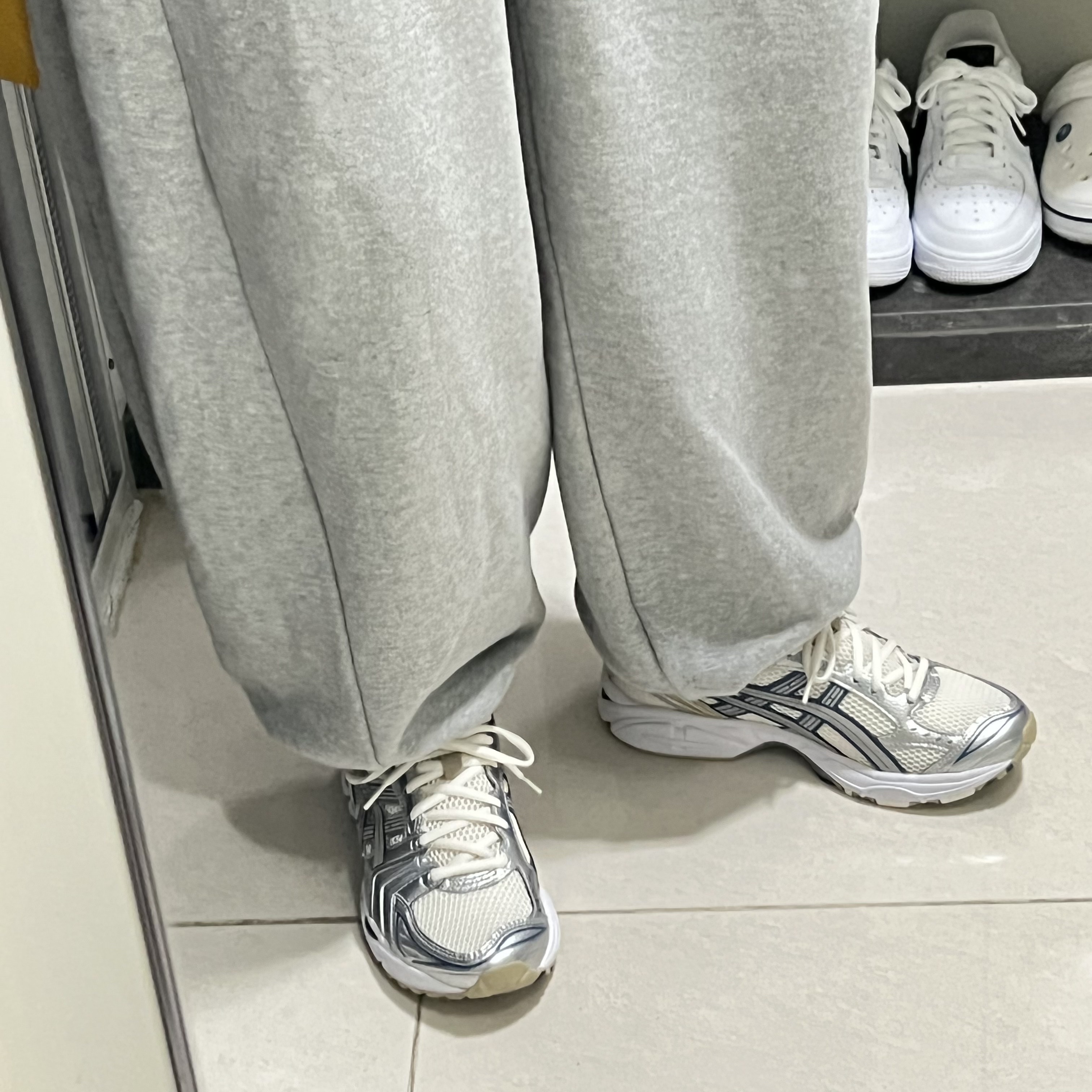 Asics Gel-Kayano 14 Cream Pure Silver 착용 스타일 - 2