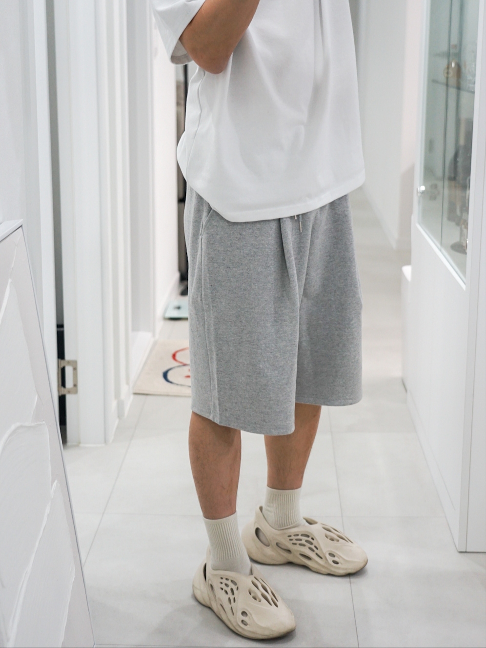 Adidas Yeezy Foam RNNR Sand 착용 스타일
