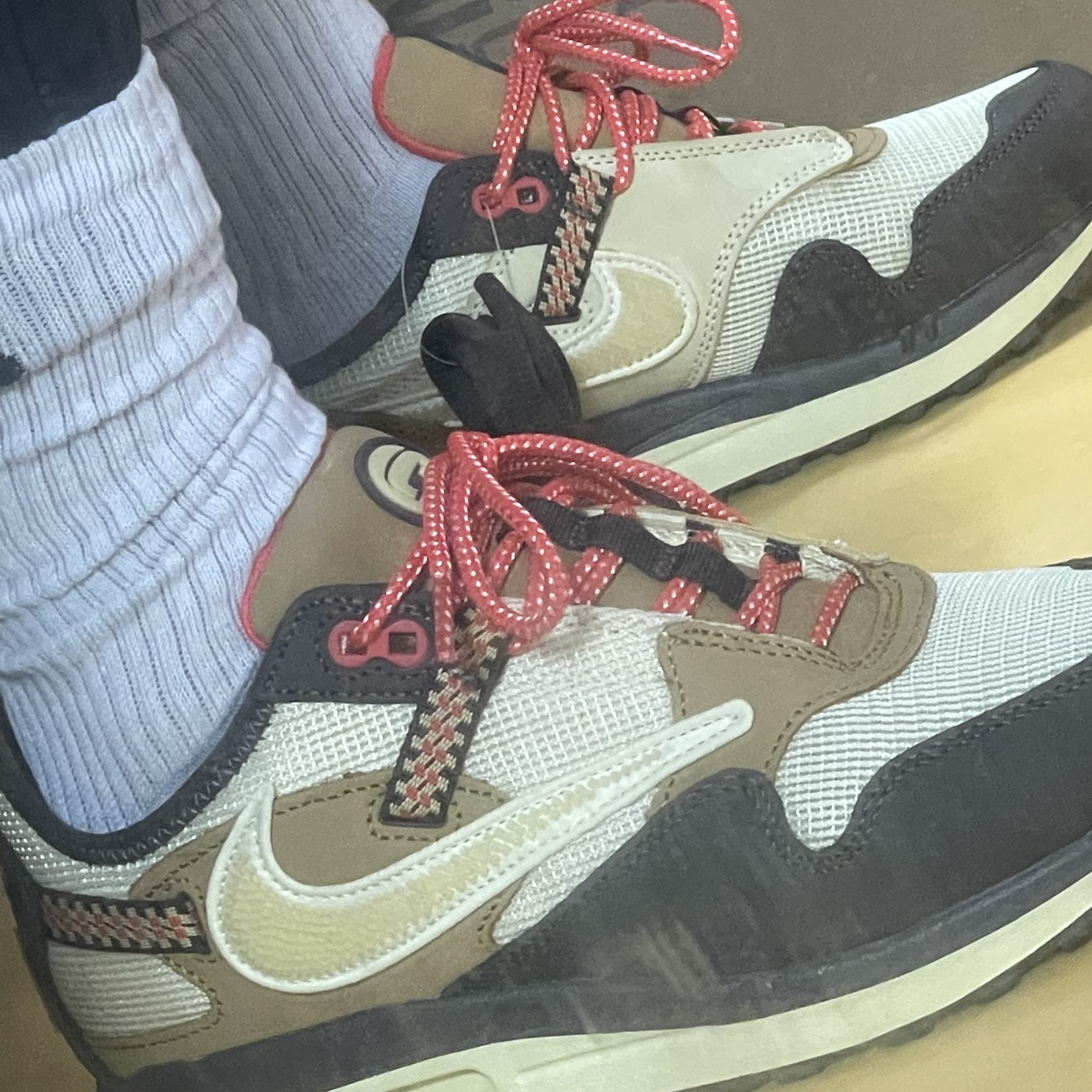 Nike x Travis Scott Air Max 1 Cact.us Brown 착용 스타일 - 1