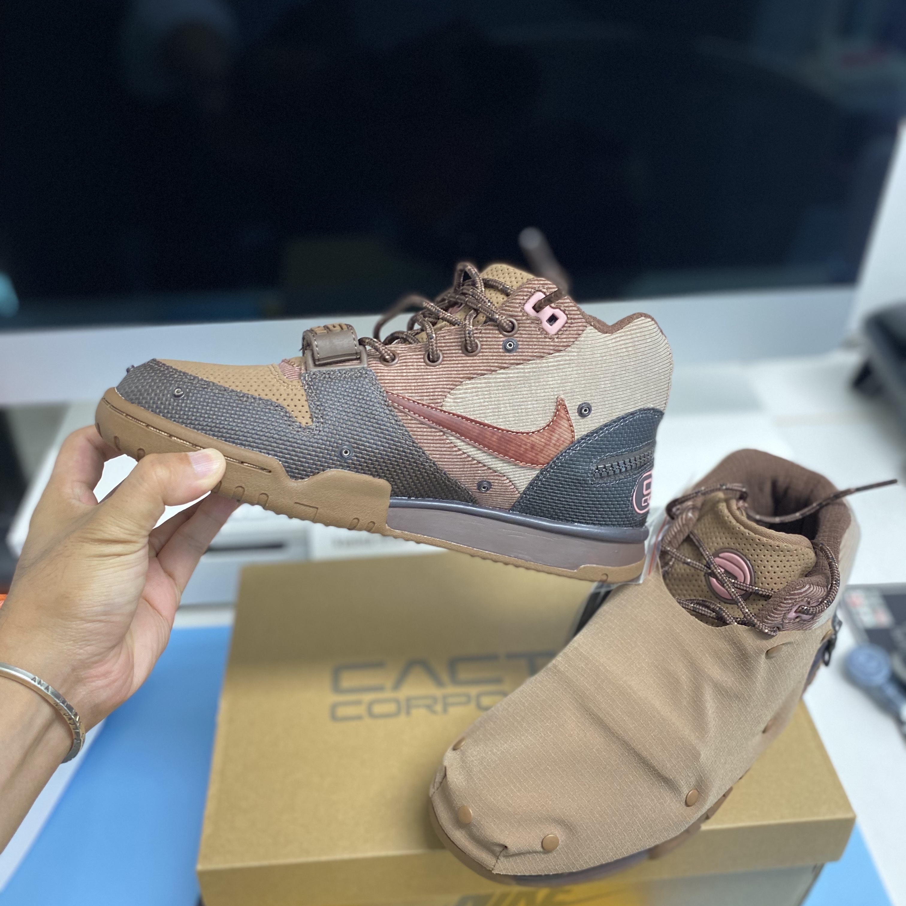Nike x Travis Scott Air Trainer 1 Archaeo Brown and Rust Pink 착용 스타일 - 2