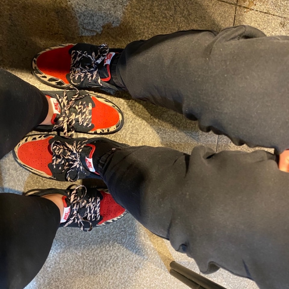 Jordan 1 Retro High OG Heritage, Jordan 1 x SoleFly Retro Low OG SP Black and Sport Red 착용 스타일 - 2