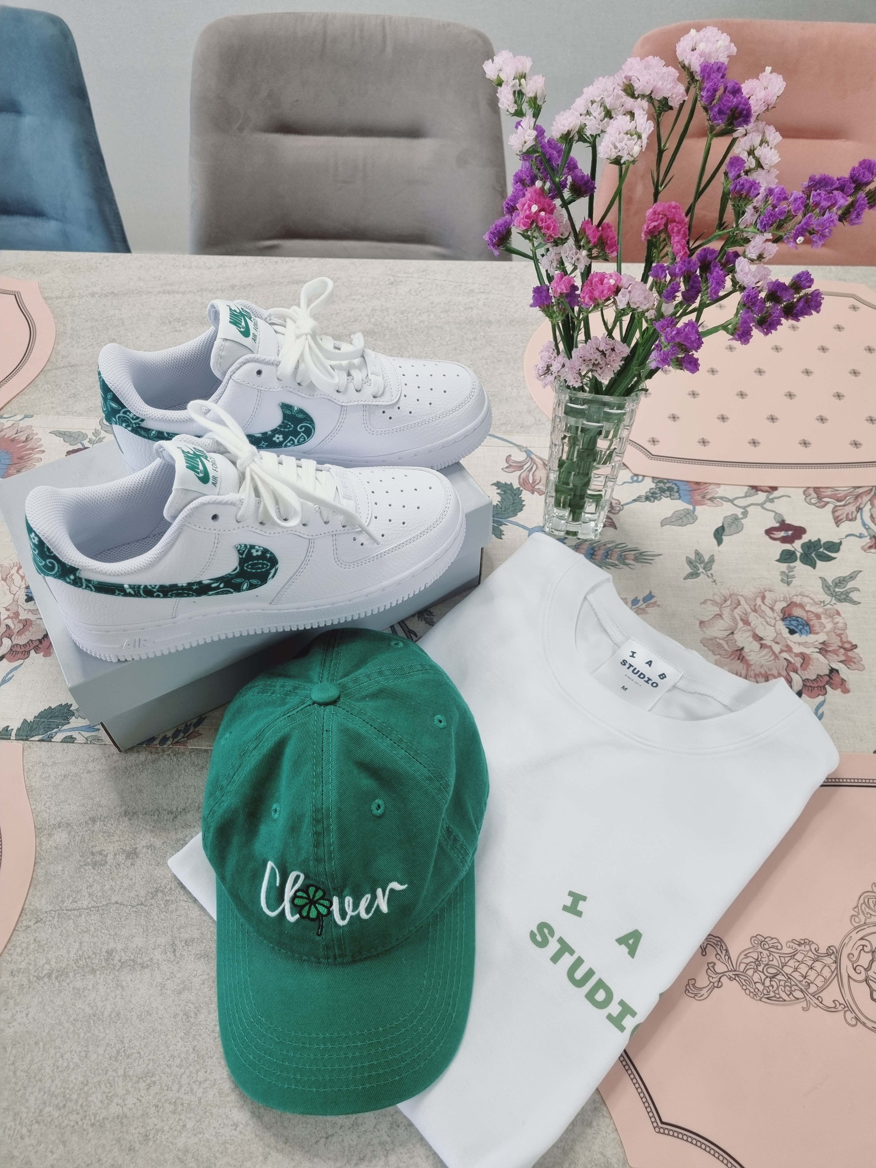 IAB Studio T-Shirt White Light Green, (W) Nike Air Force 1 '07 Essential Paisley Swoosh White Malachite 착용 스타일 - 1