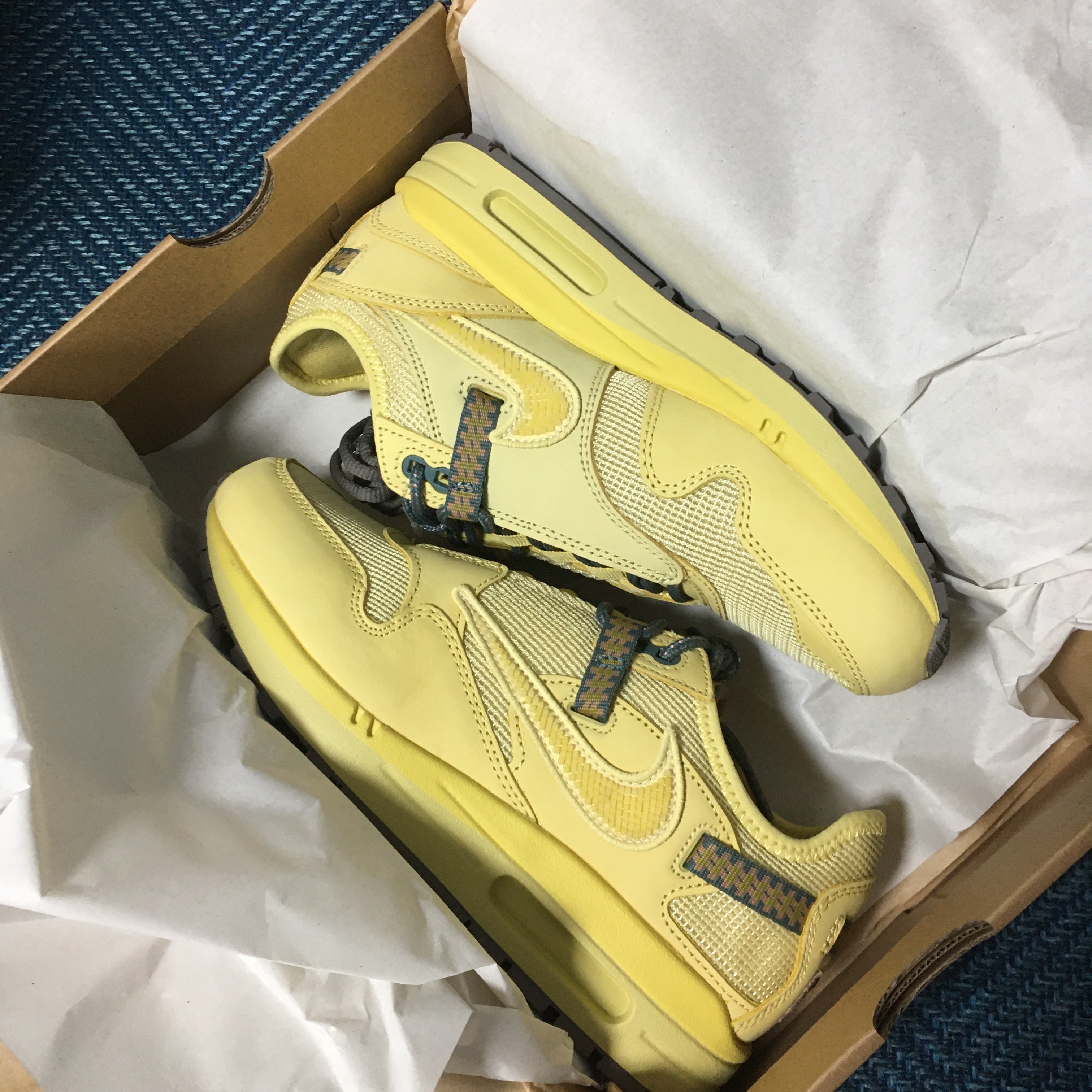Nike x Travis Scott Air Max 1 Cact.us Gold 착용 스타일