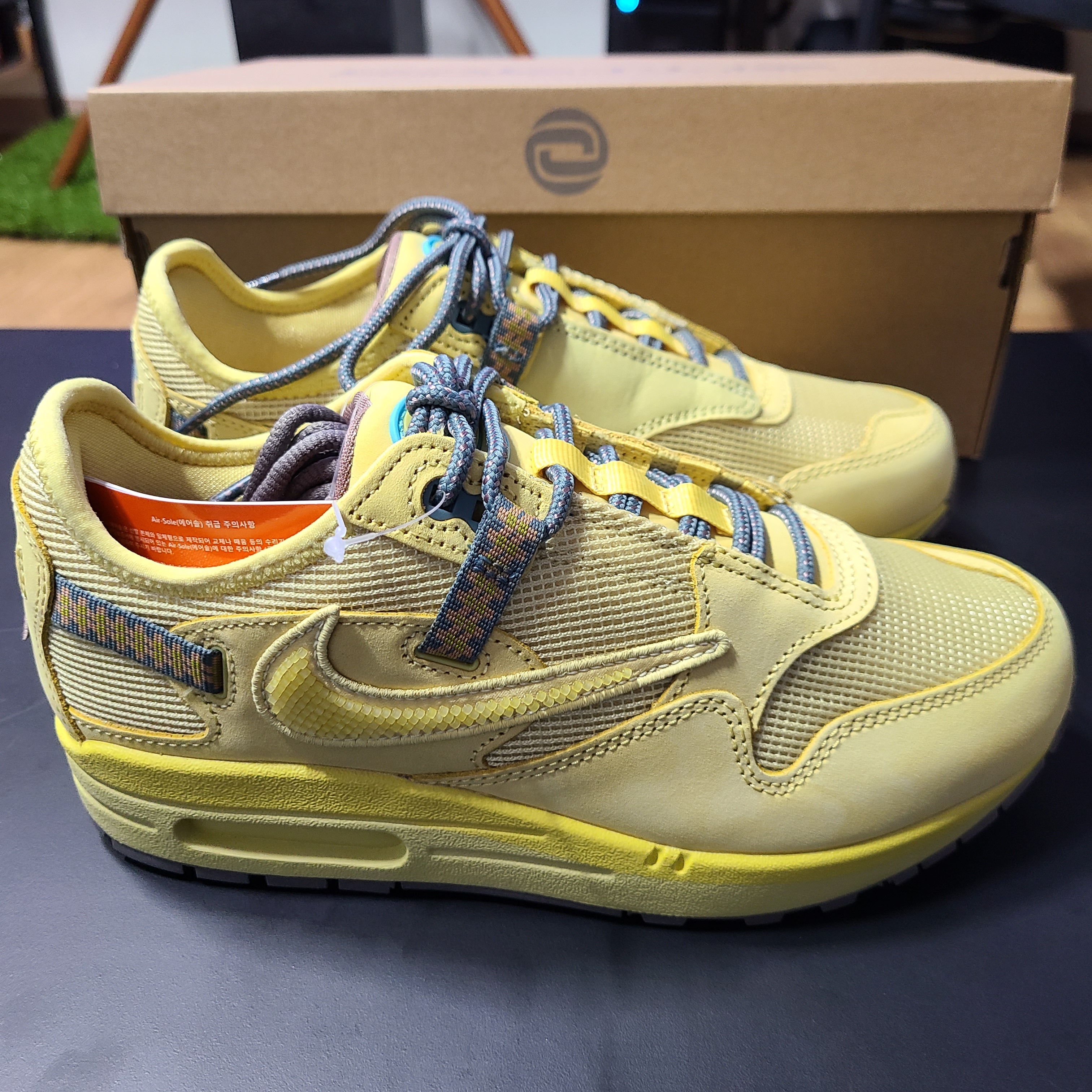 Nike x Travis Scott Air Max 1 Cact.us Gold 착용 스타일 - 1