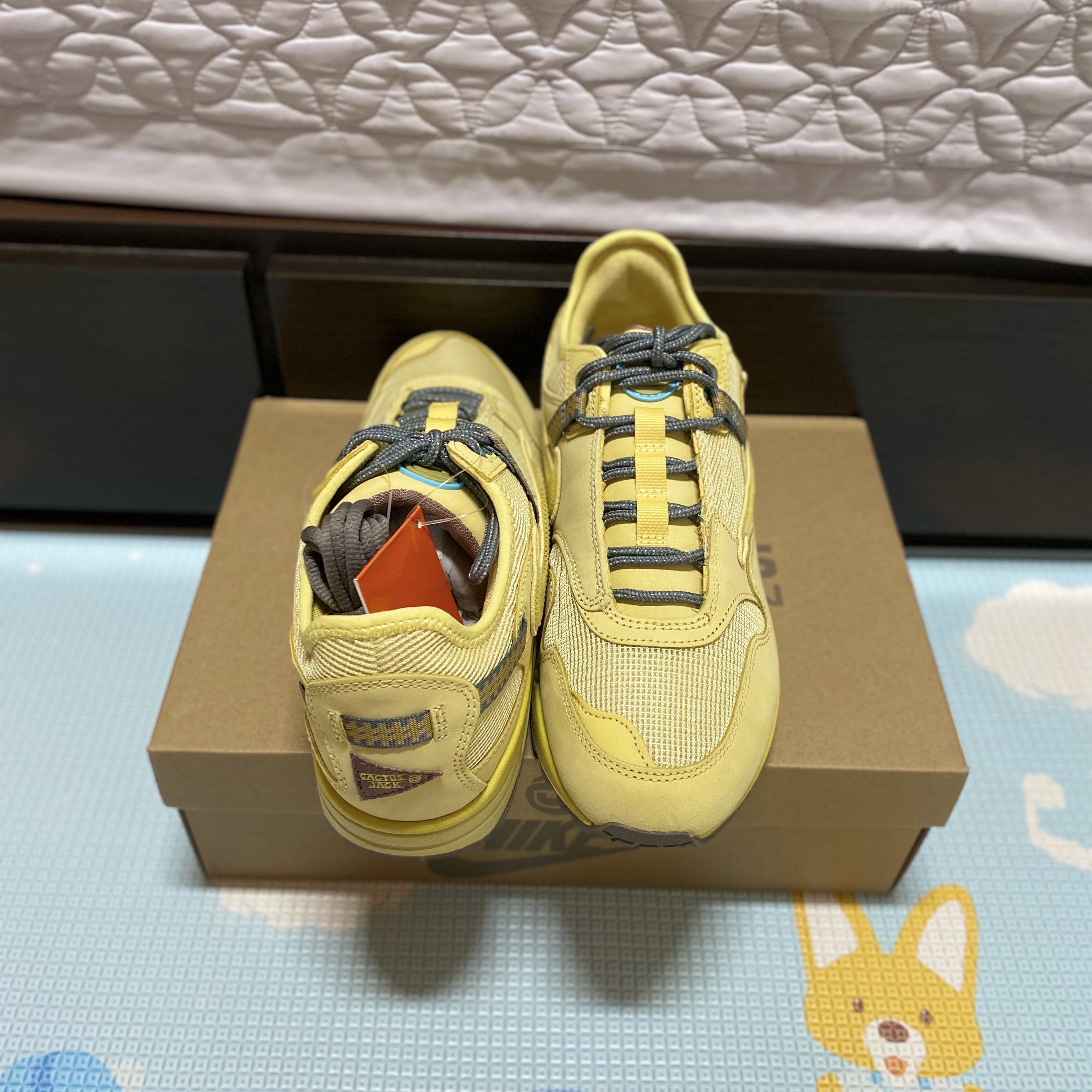 Nike x Travis Scott Air Max 1 Cact.us Gold 착용 스타일 - 5