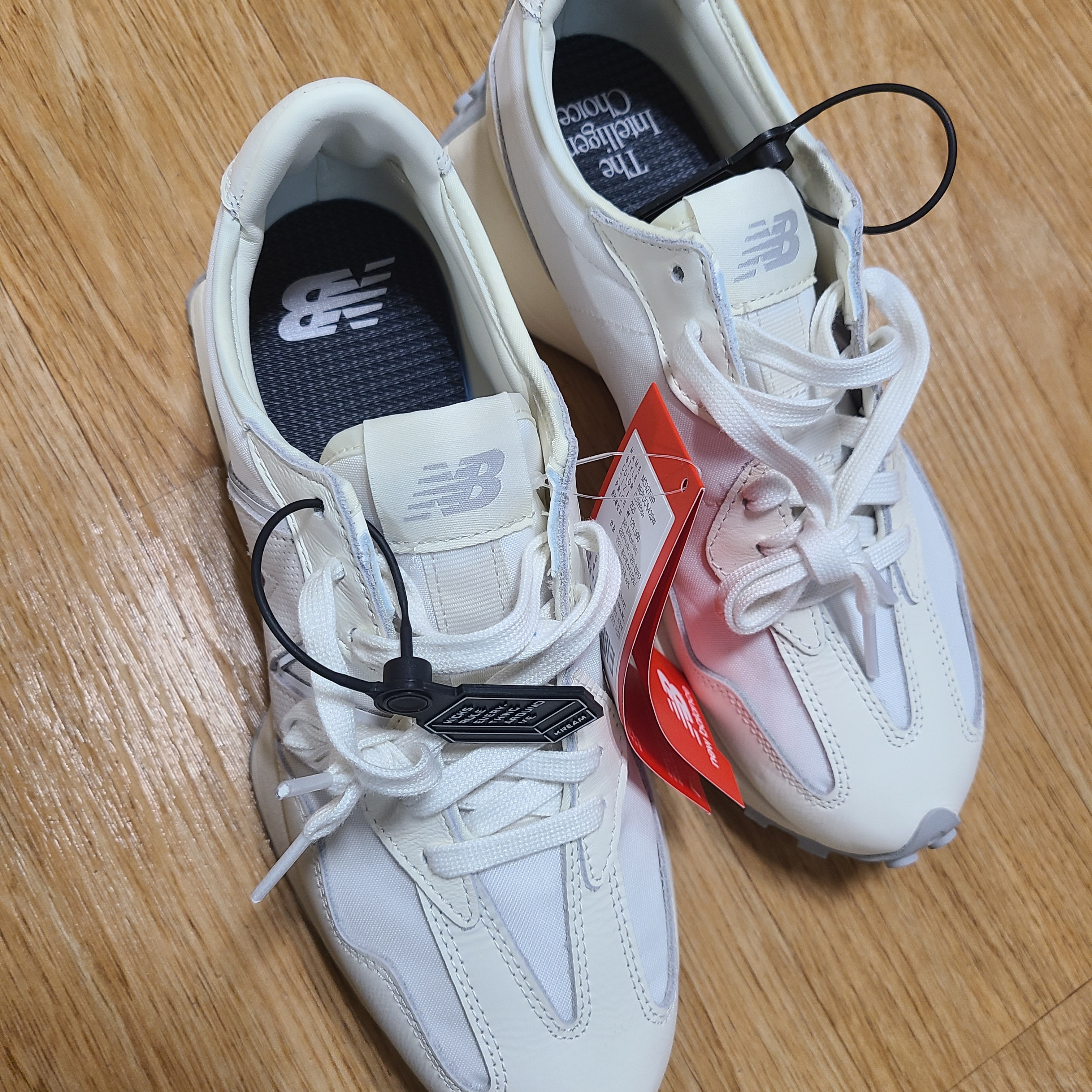 New Balance 327 Shifted White Pack 착용 스타일 - 2
