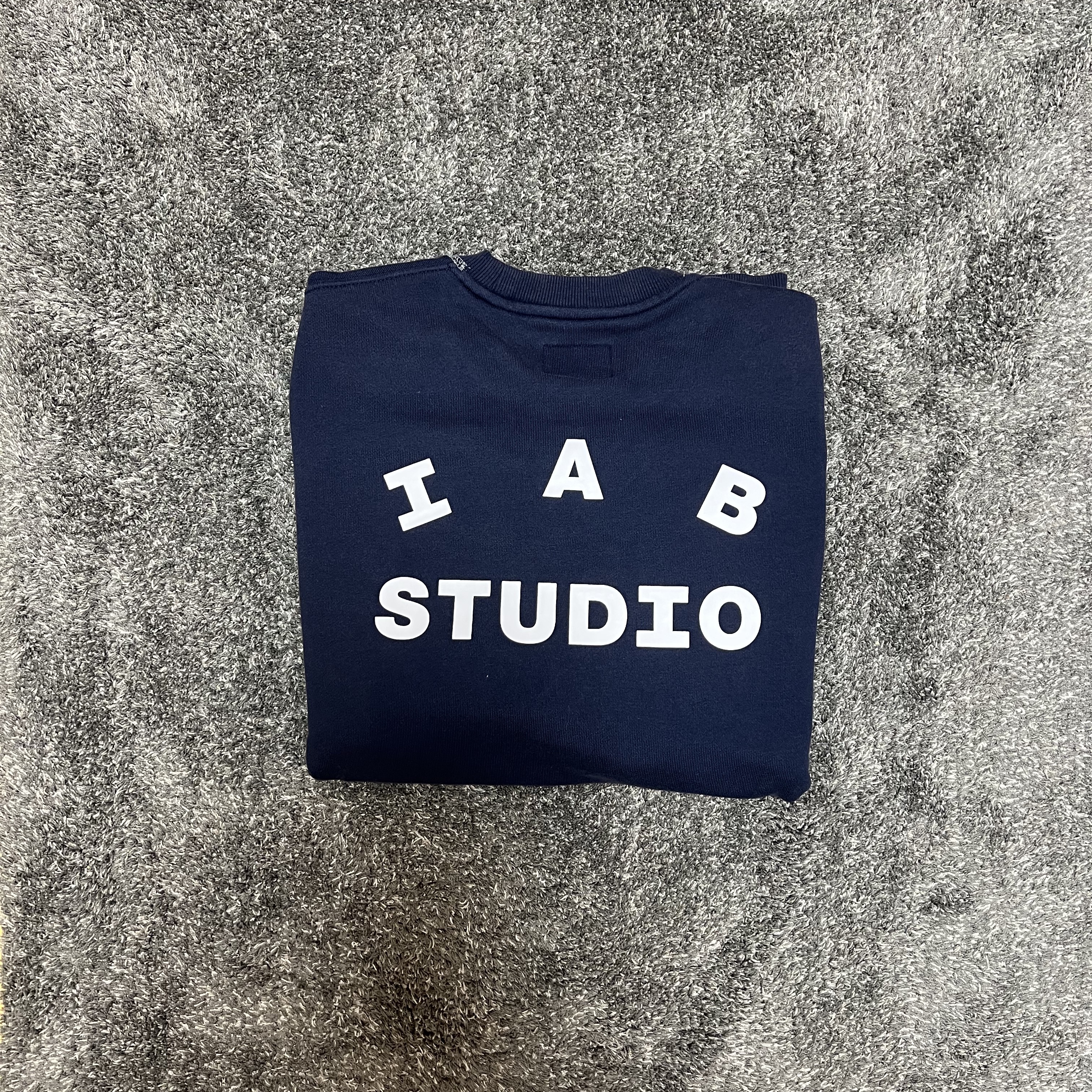 IAB Studio x Lee Pigment Sweatshirt Indigo Navy 착용 스타일