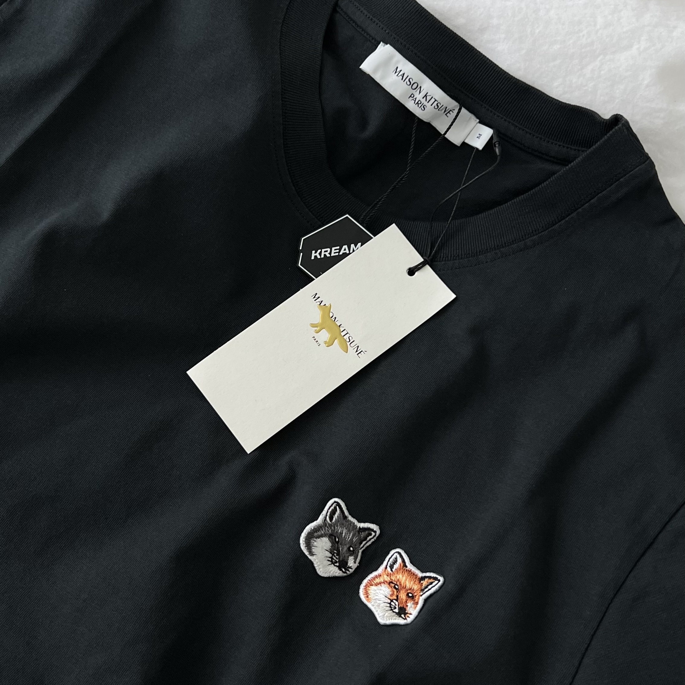 Maison Kitsune Double Fox Head Patch Classic T-Shirt Anthracite 착용 스타일