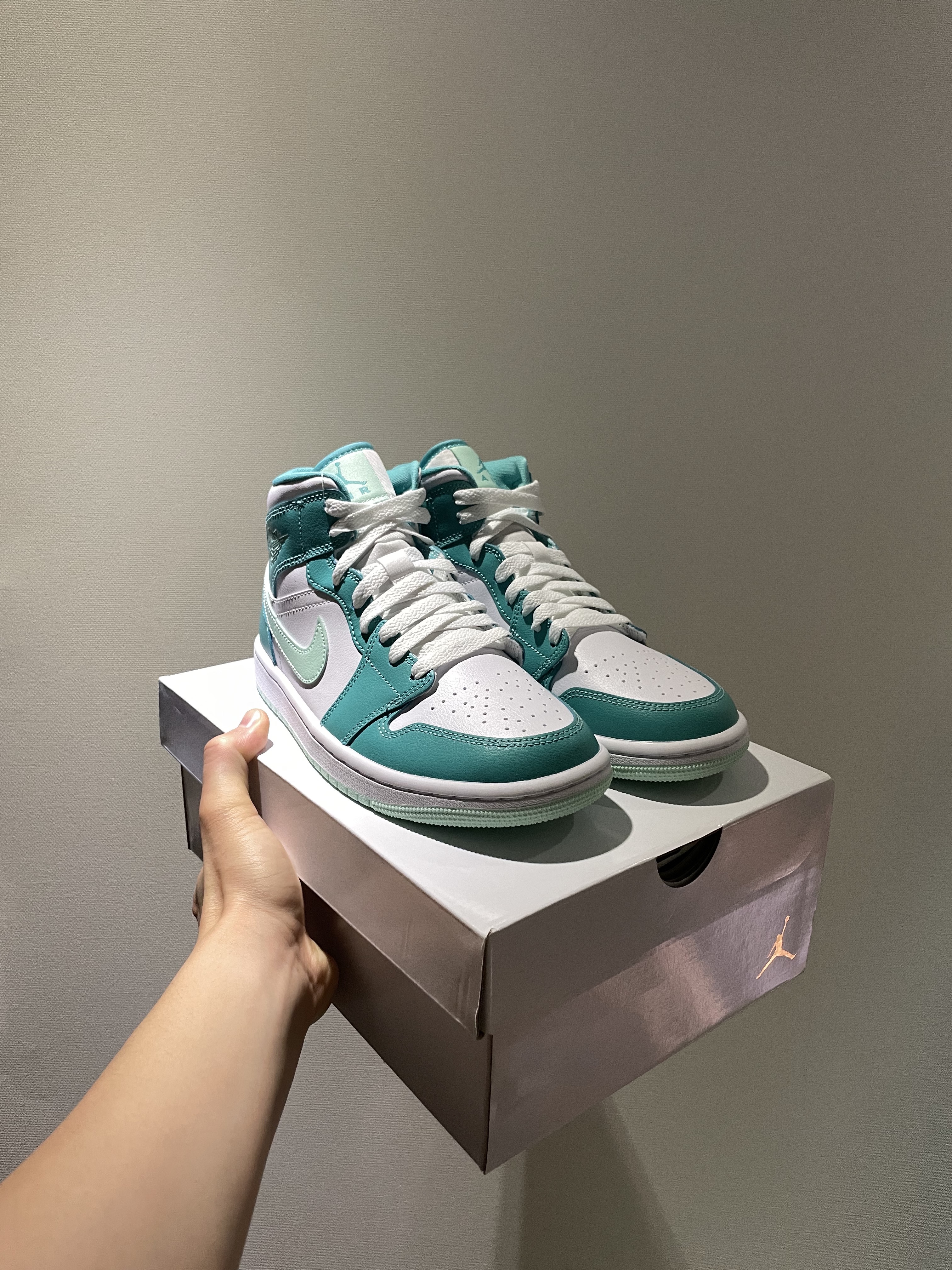 (W) Jordan 1 Mid Washed Teal Mint Foam 착용 스타일 - 2