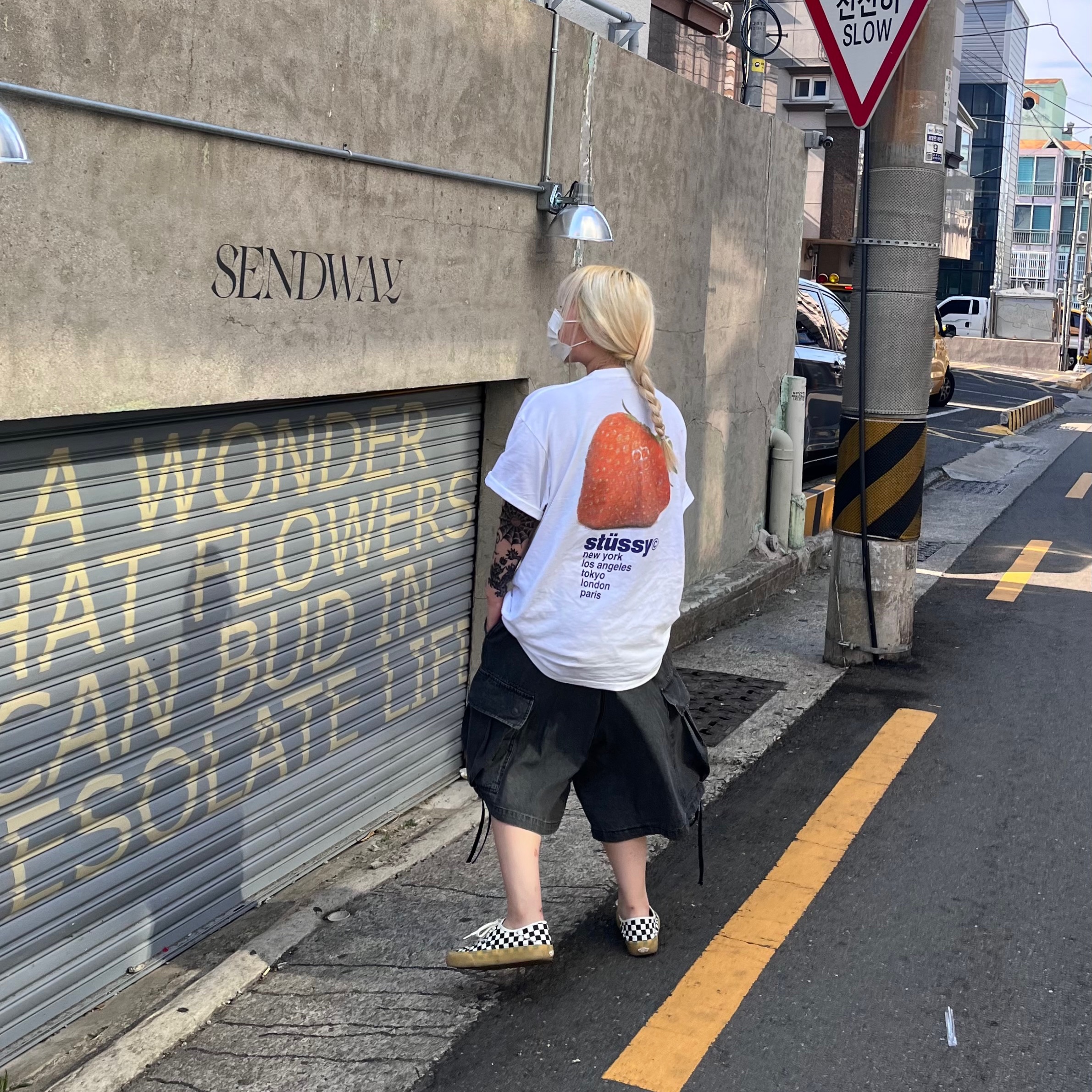 Stussy Strawberry T-Shirt White 착용 스타일 - 3