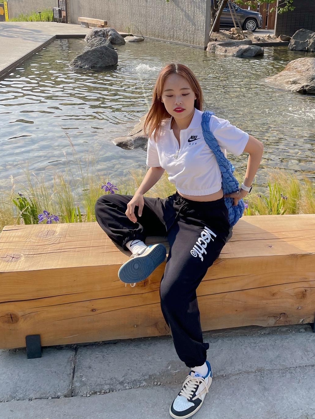 Jordan 1 x Travis Scott x Fragment Retro Low OG SP Military Blue, COS Quilted Oversized Shoulder Bag Blue 착용 스타일 - 4