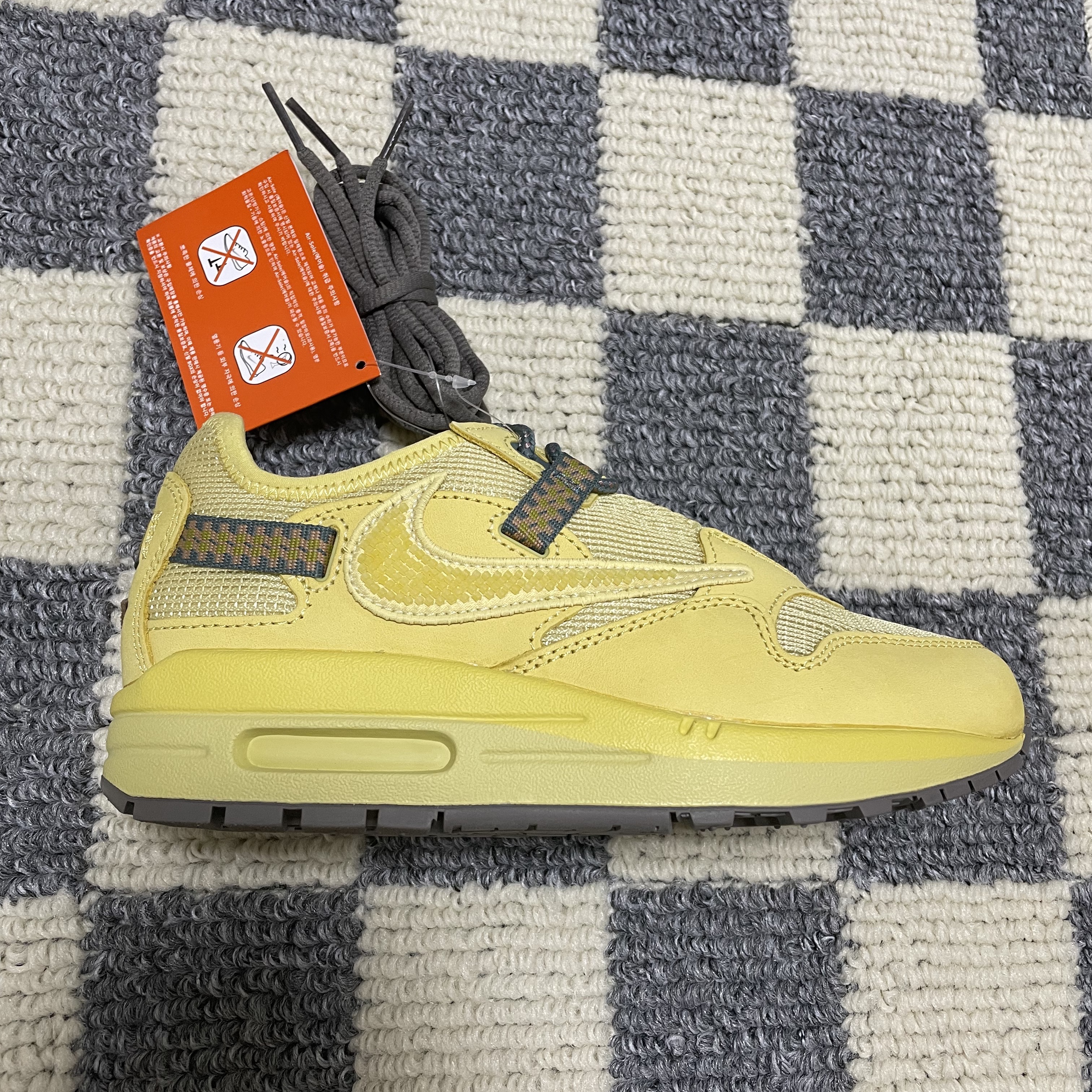 Nike x Travis Scott Air Max 1 Cact.us Gold 착용 스타일 - 2