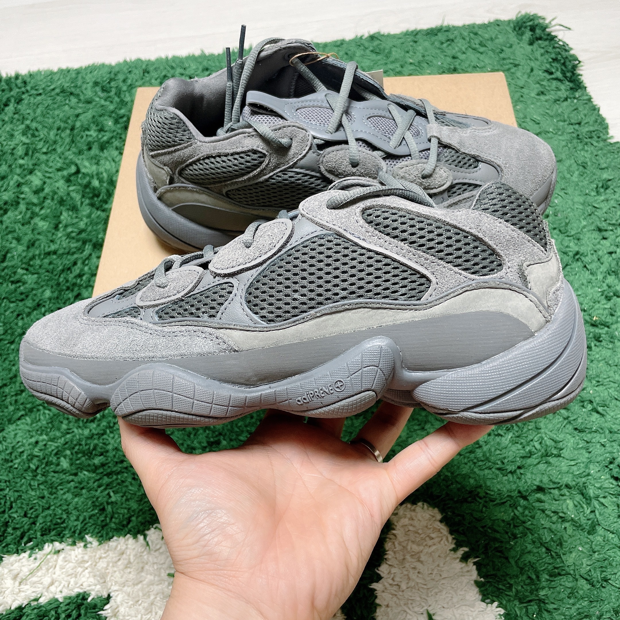 Adidas Yeezy 500 Granite 착용 스타일