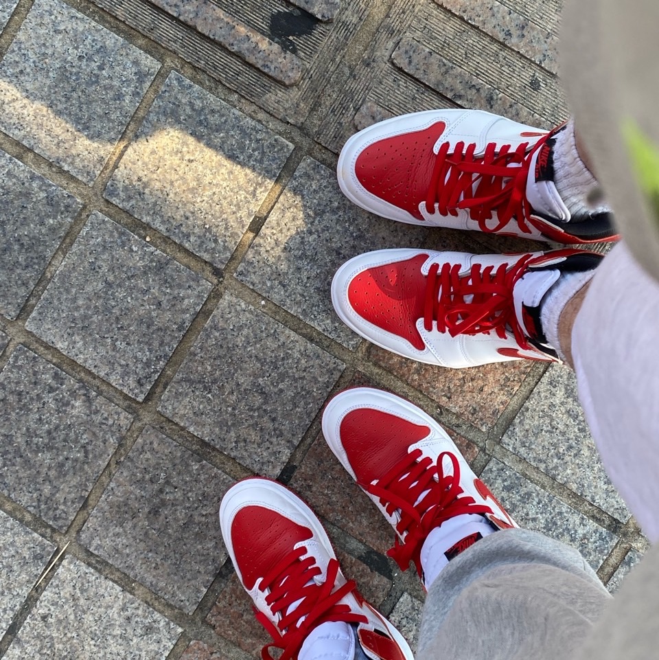 Jordan 1 Retro High OG Heritage, Jordan 1 x SoleFly Retro Low OG SP Black and Sport Red 착용 스타일 - 1