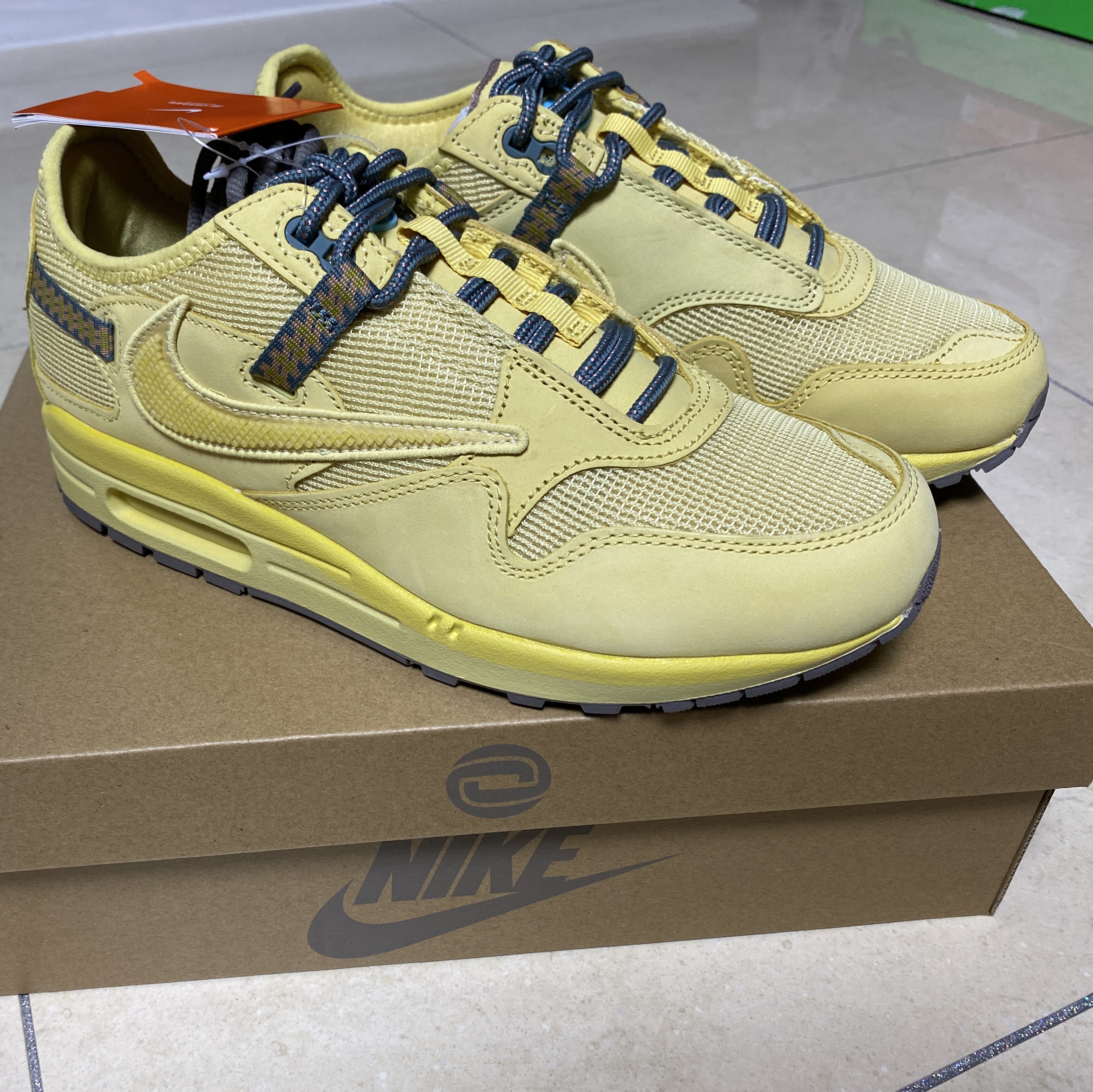 Nike x Travis Scott Air Max 1 Cact.us Gold 착용 스타일 - 2